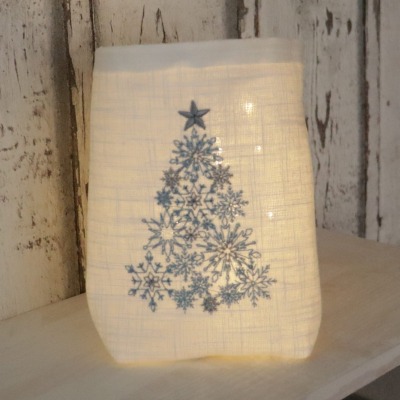 Lichtbeutel mit einem Weihnachtsbaum bestickt - gefertigt aus hochwertigem Leinen