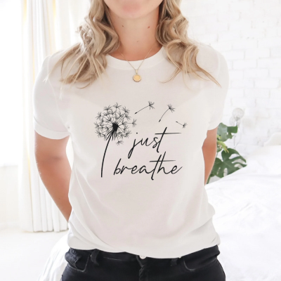 Finde deinen inneren Frieden mit dem Just Breathe T-Shirt für Mamas - Entspannt durch den