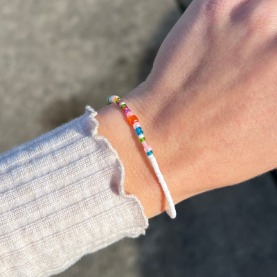 Armband mit bunten Perlen im Halb/Halb Stil Schwarz Weiß Bunt - Wahlweise mit Highlight