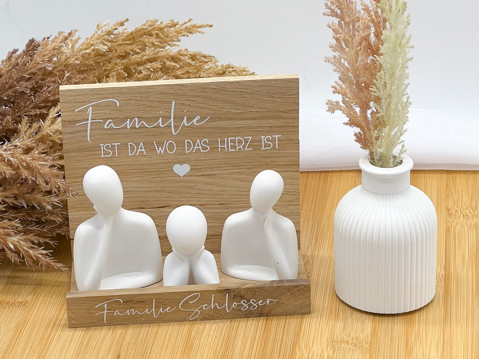 Personalisiertes Familien Geschenk - Familien Figuren aus Keramik auf Eichenholztablett -