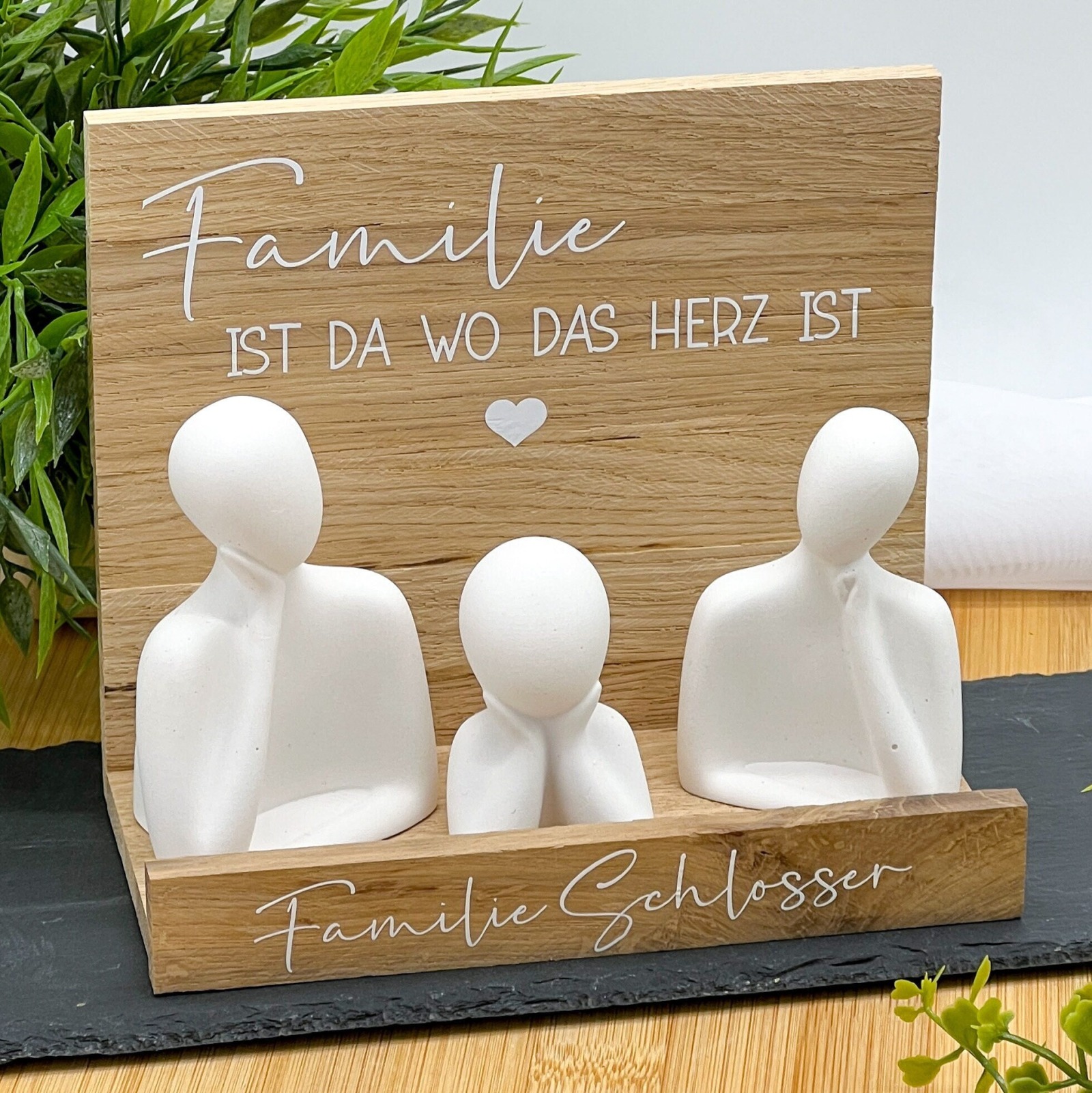 Personalisiertes Familien Geschenk - Familien Figuren aus Keramik auf Eichenholztablett -