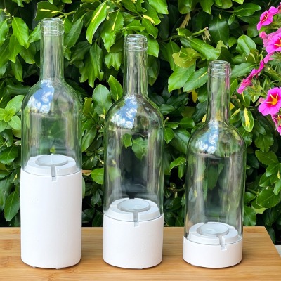 Moderne Flaschenlichter: Teelichthalter aus recycelten Weinflaschen für Balkon Deko,