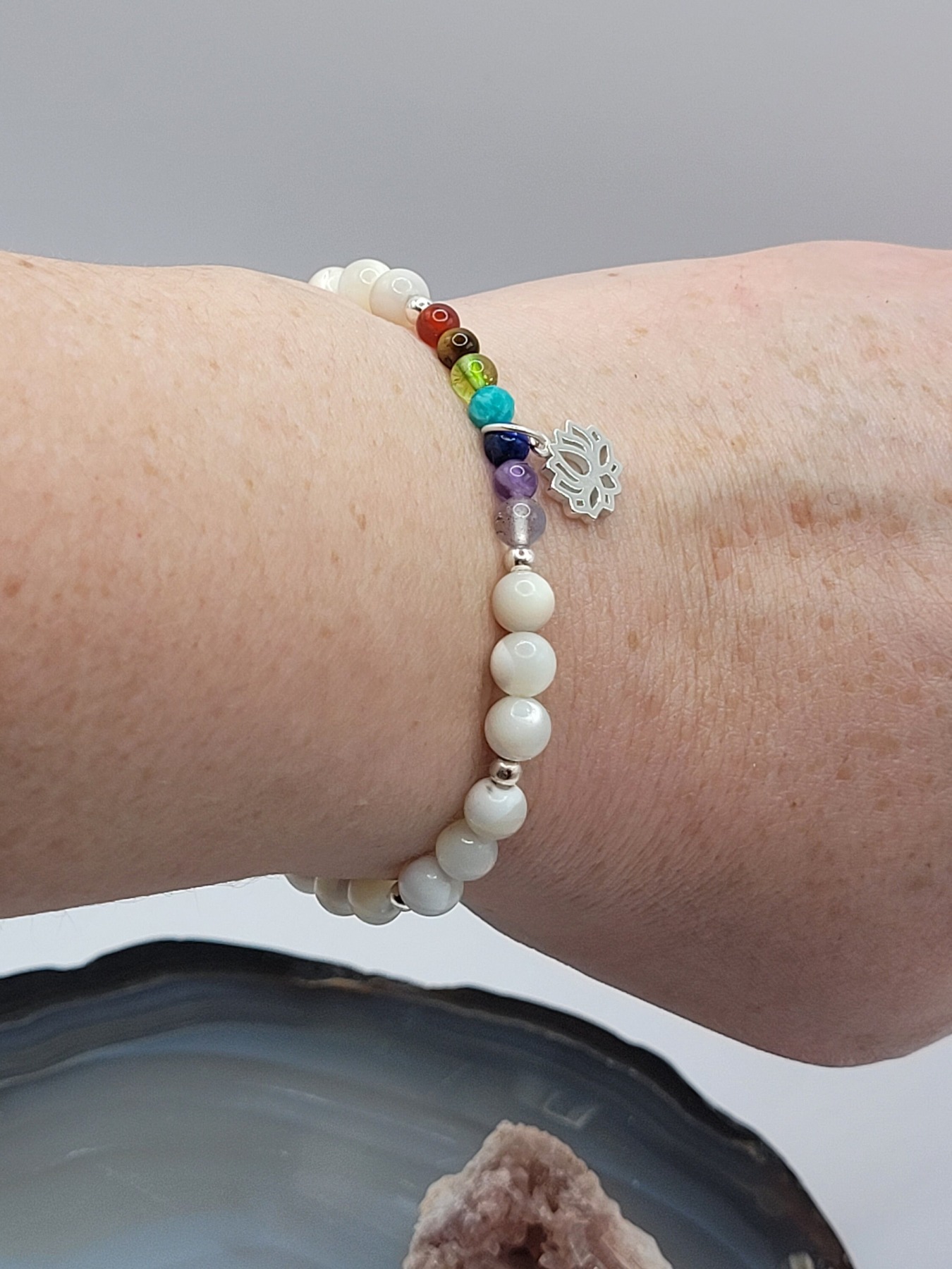 Chakra Armband mit 6mm Muschel Perlen und S925 Silberschmuck - etwas Besonderes, auch toll als