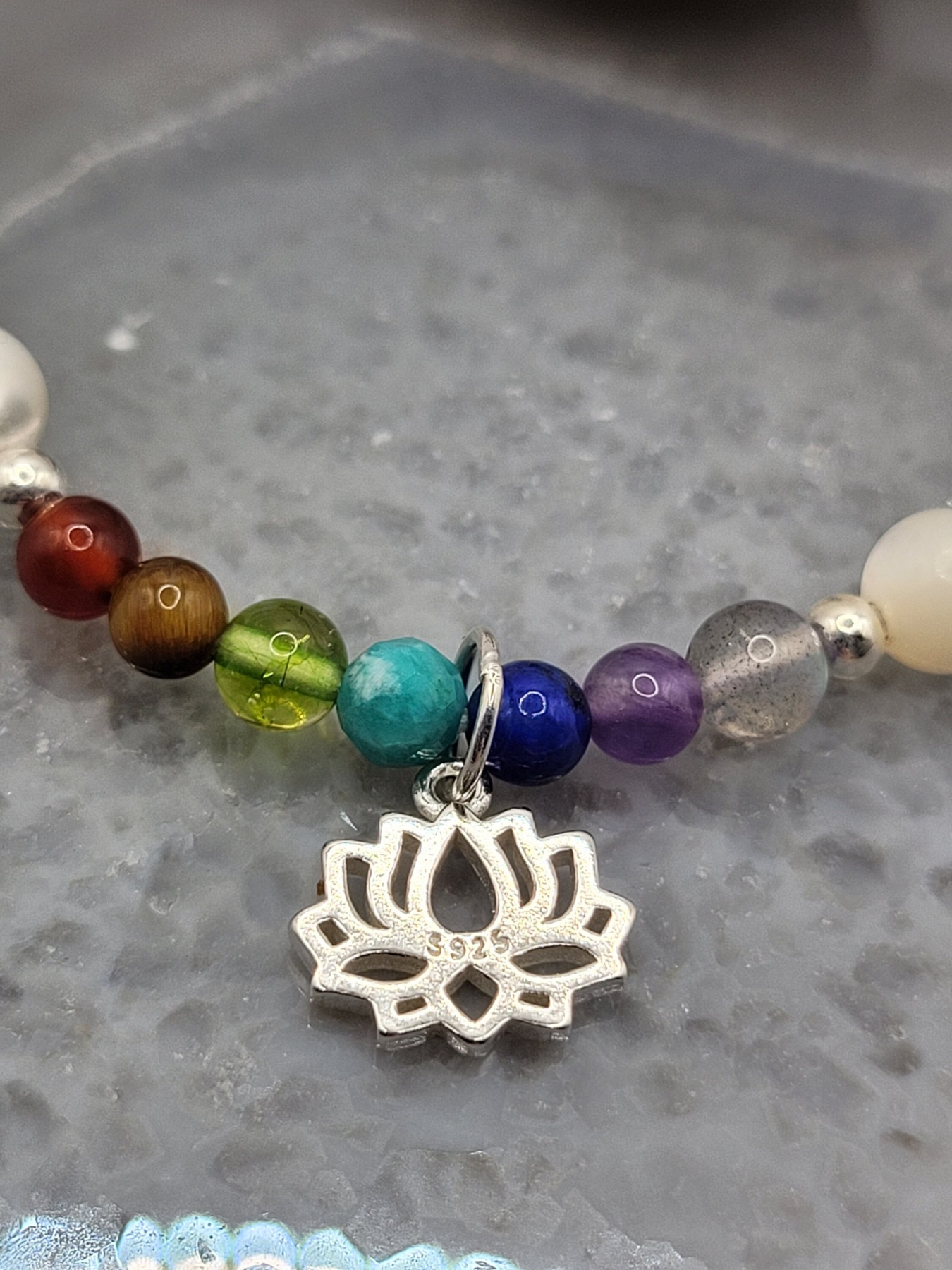 Chakra Armband mit 6mm Muschel Perlen und S925 Silberschmuck - etwas Besonderes, auch toll als