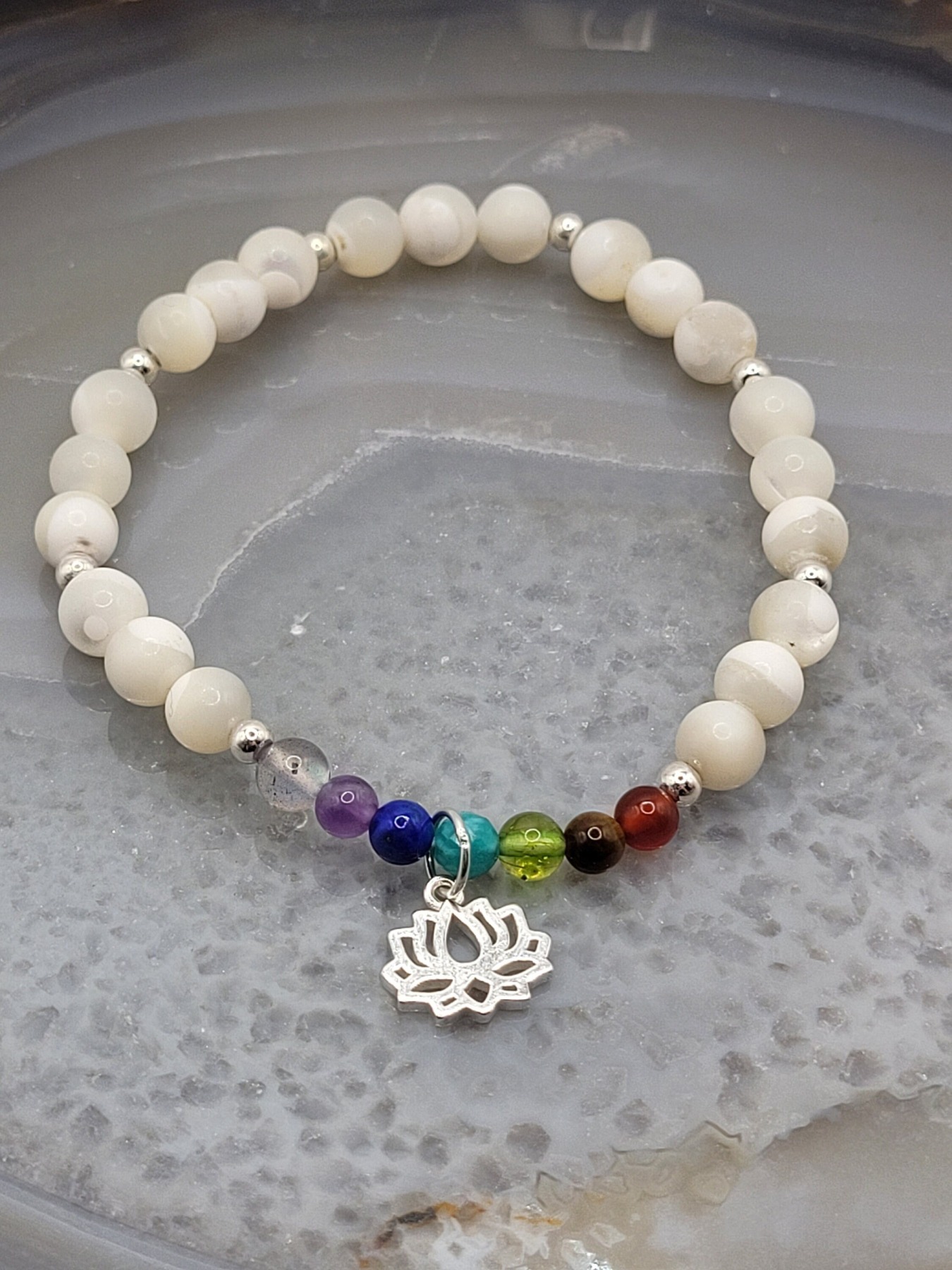 Chakra Armband mit 6mm Muschel Perlen und S925 Silberschmuck - etwas Besonderes, auch toll als