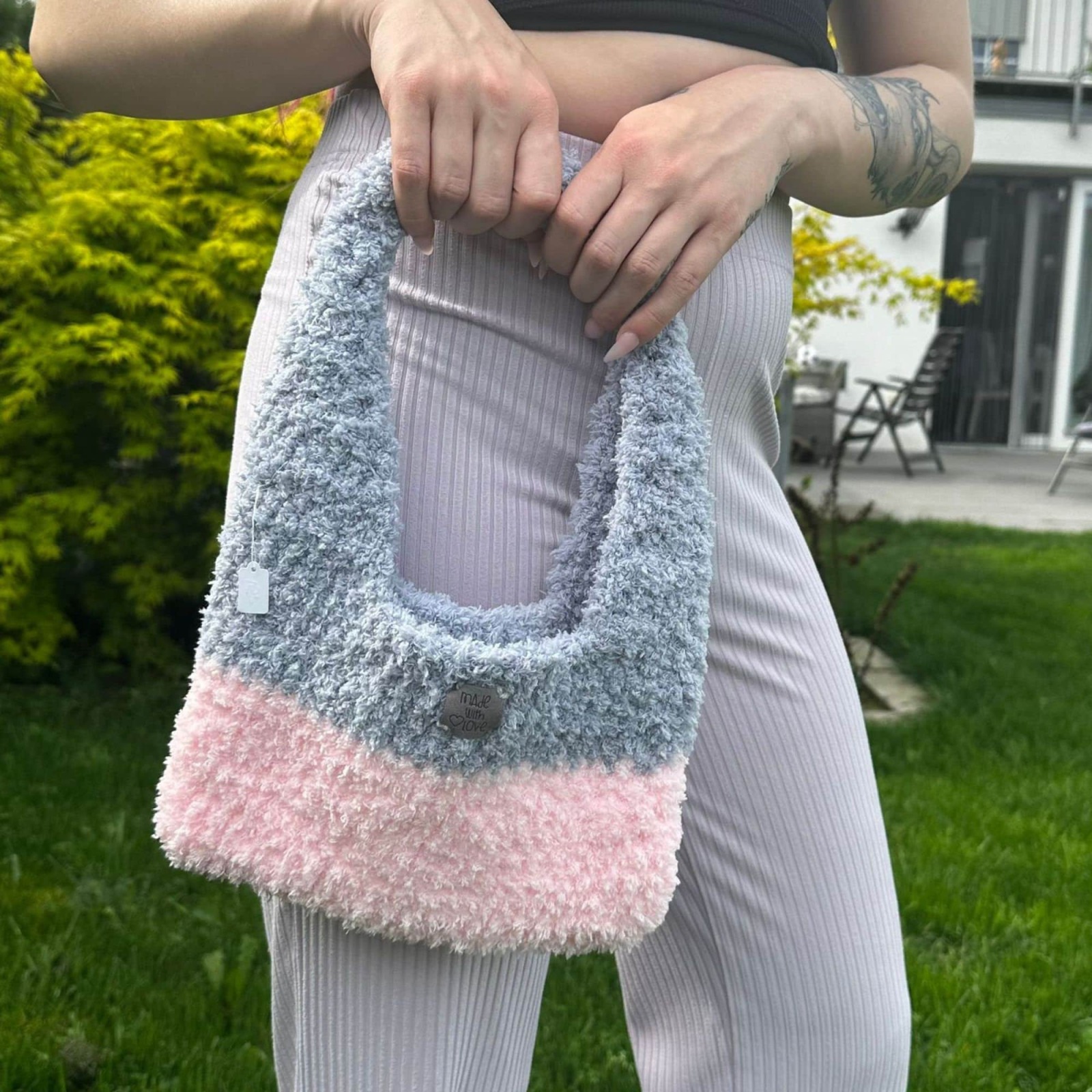 kleine flache Häkeltasche, in rosa grau, handgemachte kuschelige Tasche als Geschenk, extra dickes