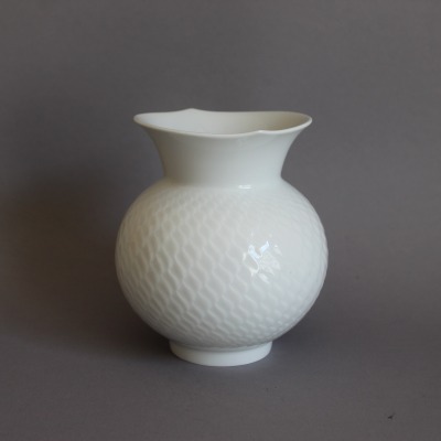 Meissen Wellenspiel Vase Relief Weiß Sabine Wachs H 13,6 cm Flohbiss am Stand