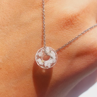 Halskette Perle weiß - handgefertigter Epoxidharz Perle mit Natursteinen