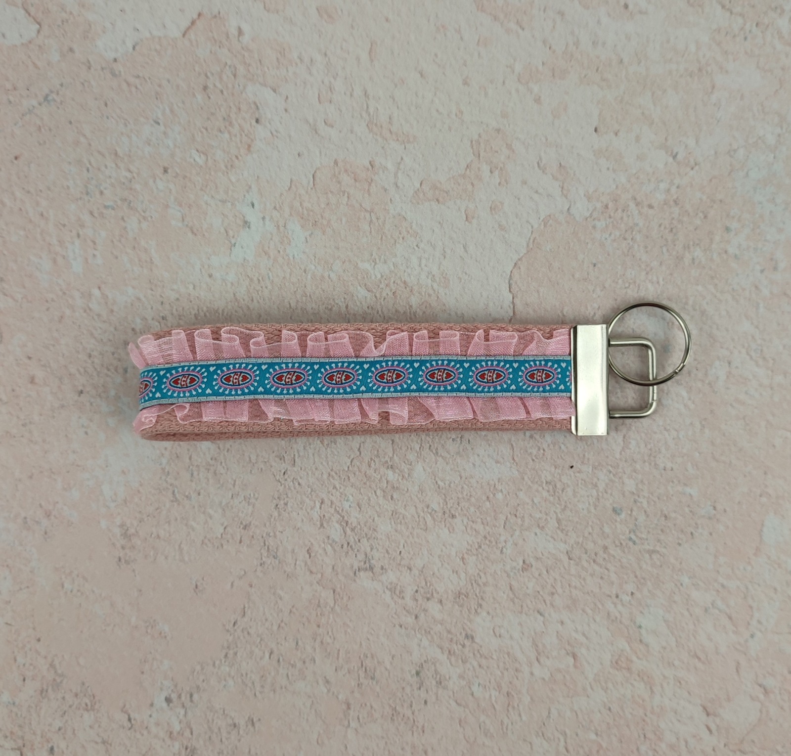 Kurzes Schlüsselband aus Gurtband in rosa - verziert mit Rüschen und Webband in petrol mit kleinen Herzchen 4