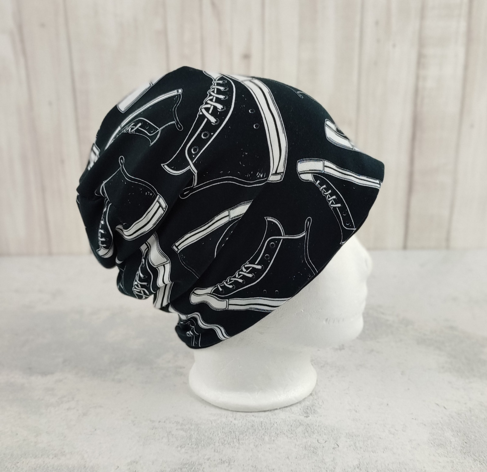 Beanie Turnschuhe - coole Mütze für Kinder in schwarz - weiß, Größe ca. 48 - 54 cm Kopfumfang