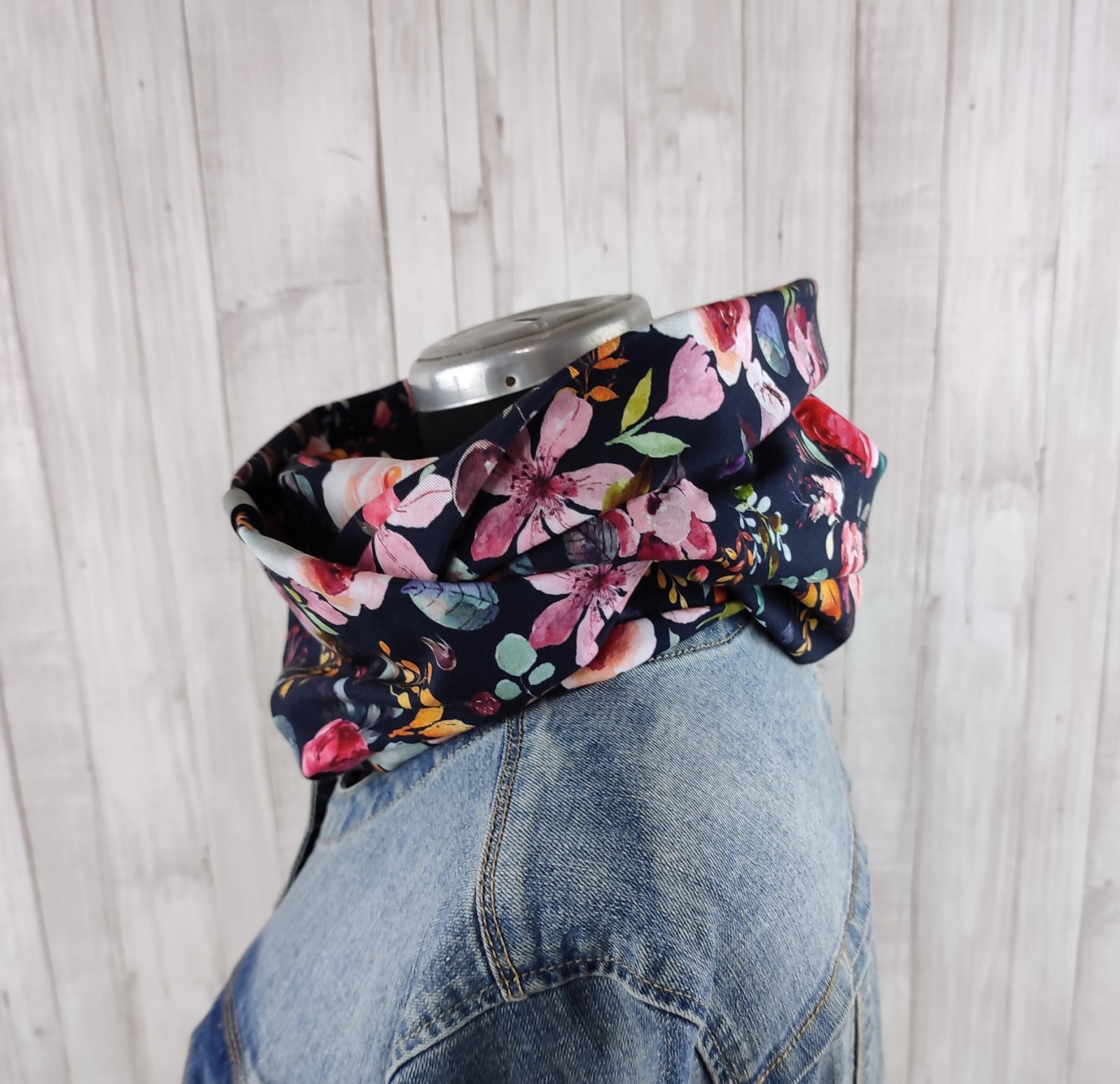 Loop Schlauchschal dunkelblau mit romantischem Blumenmuster im Aquarelllook - Schal für Damen aus Jersey 3