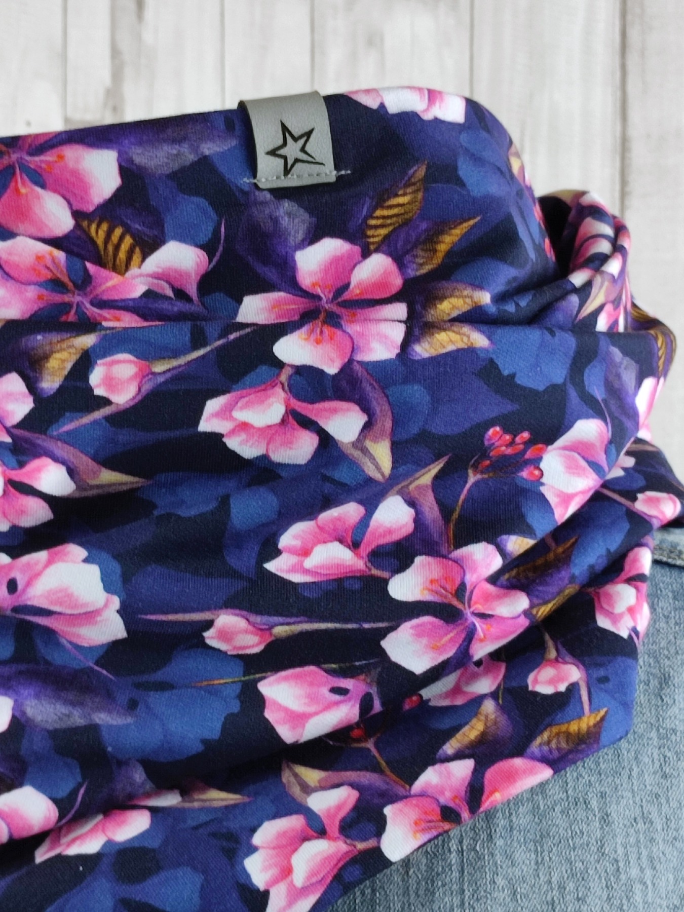Loop Schlauchschal dunkelblau mit Hortensien in pink - Schal für Damen 3