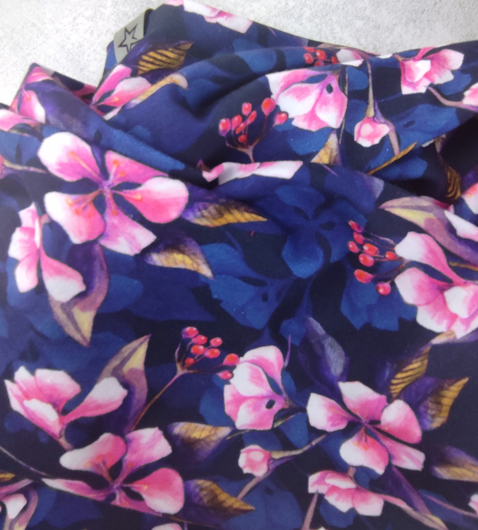 Loop Schlauchschal dunkelblau mit Hortensien in pink - Schal für Damen 6