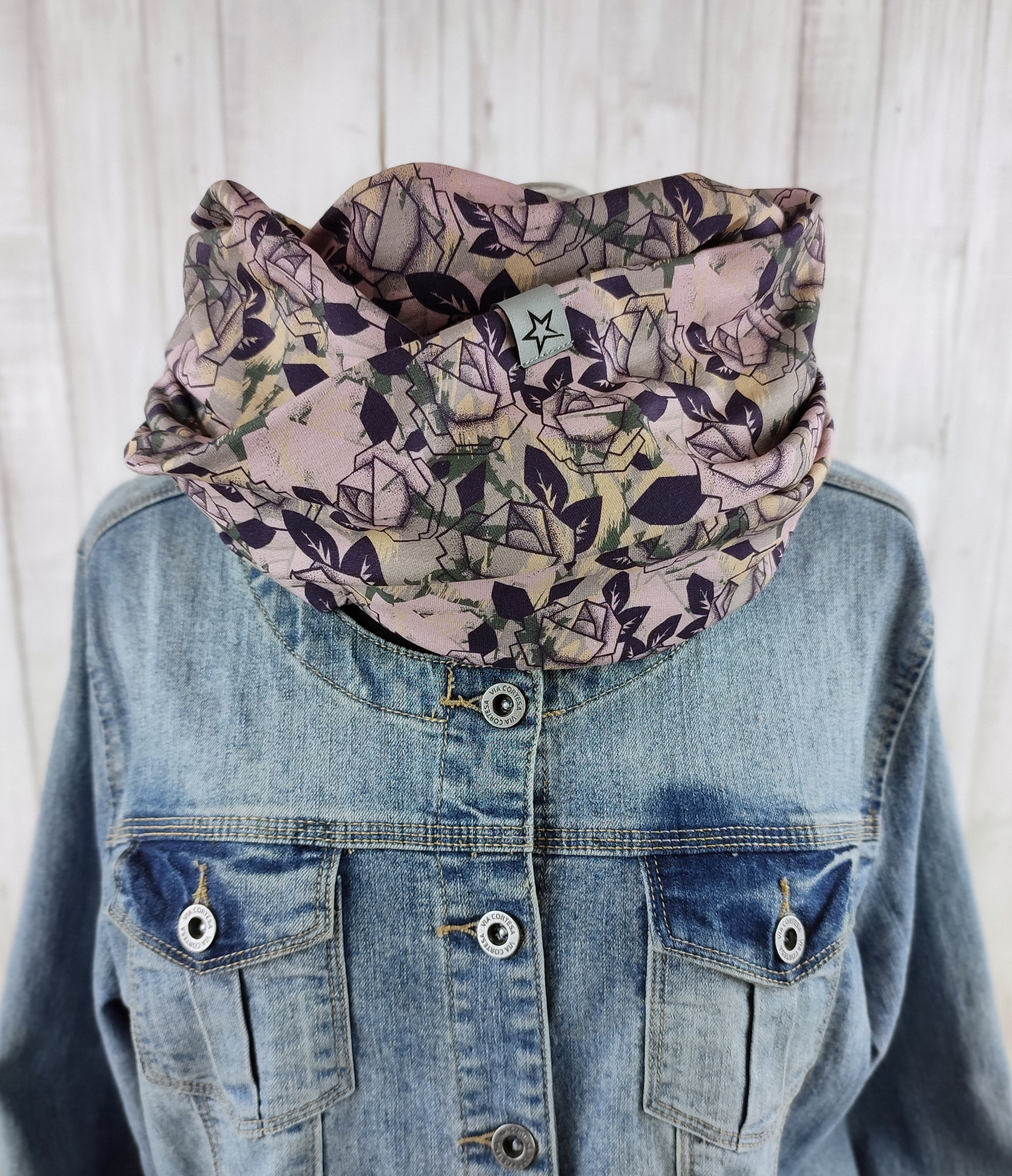 Loop Schlauschal altrosa mit Rosenmuster und Camouflage Hintergrund - Schal für Damen aus leichtem Sweat 2