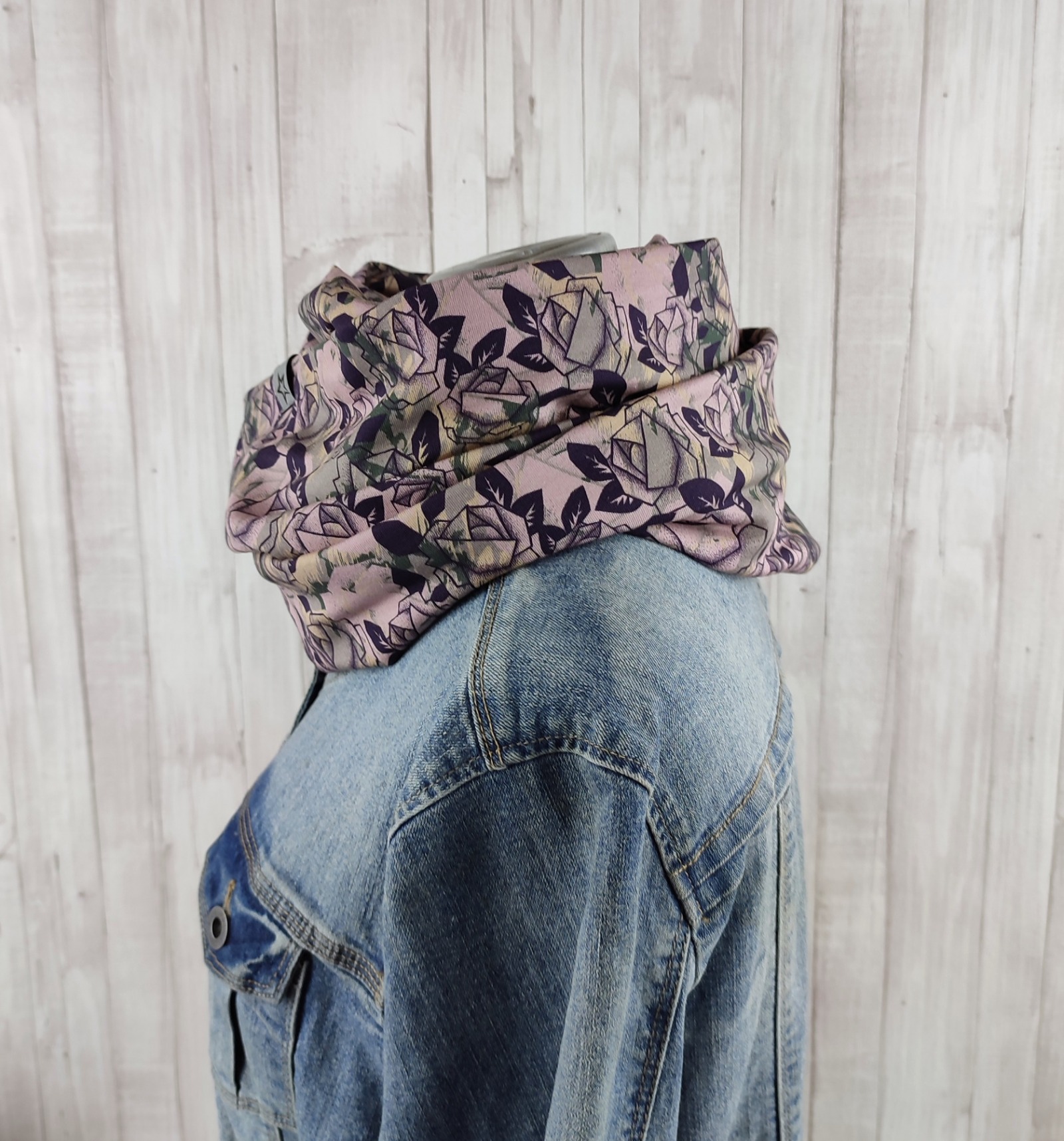 Loop Schlauschal altrosa mit Rosenmuster und Camouflage Hintergrund - Schal für Damen aus leichtem