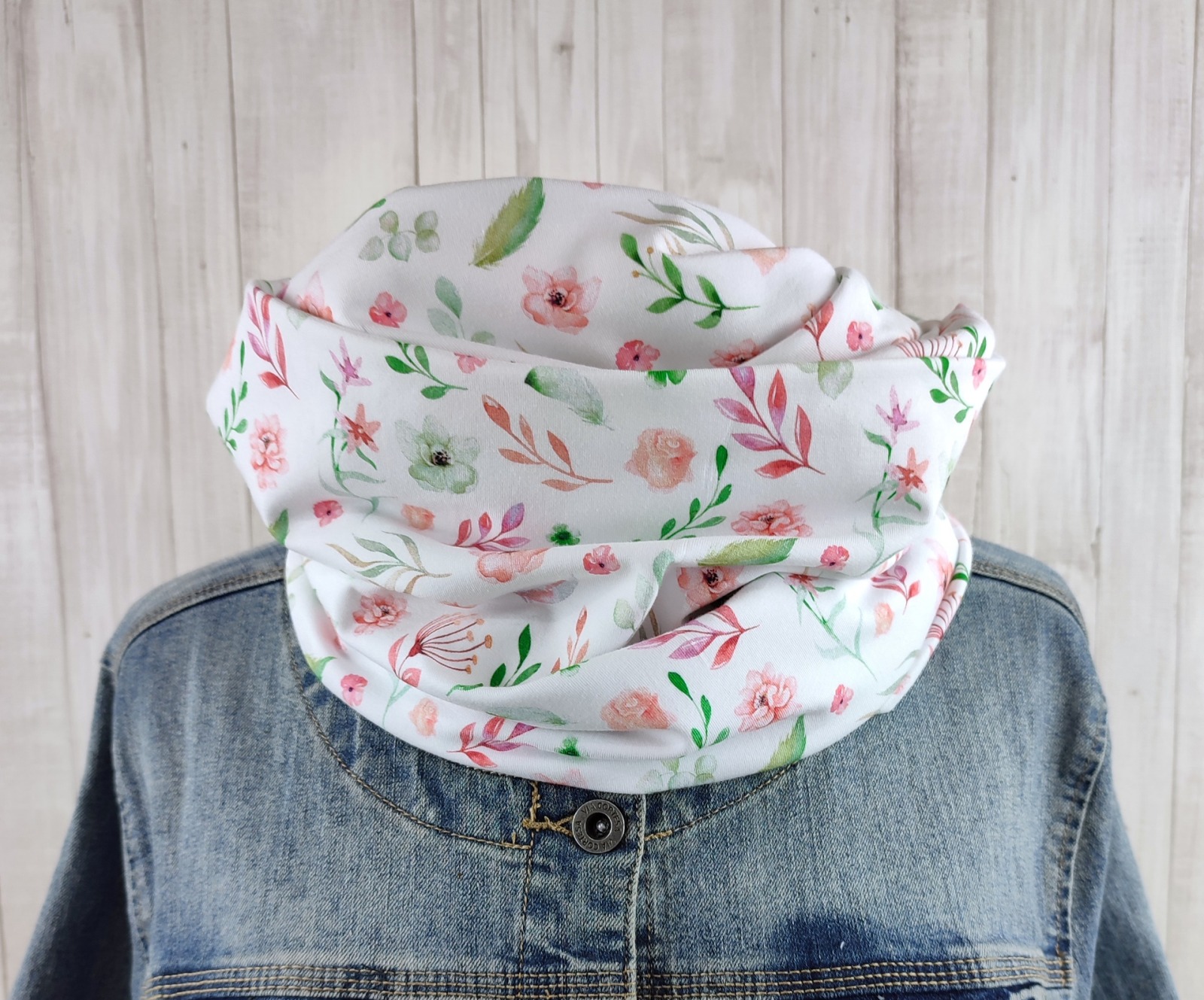 Loop Schlauchschal weiß mit kleinem Blumenmuster in lachsrosa und grün - Schal für Damen aus Jersey