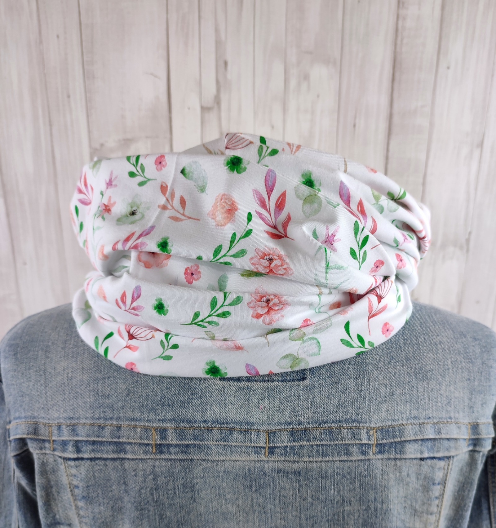Loop Schlauchschal weiß mit kleinem Blumenmuster in lachsrosa und grün - Schal für Damen aus Jersey 3