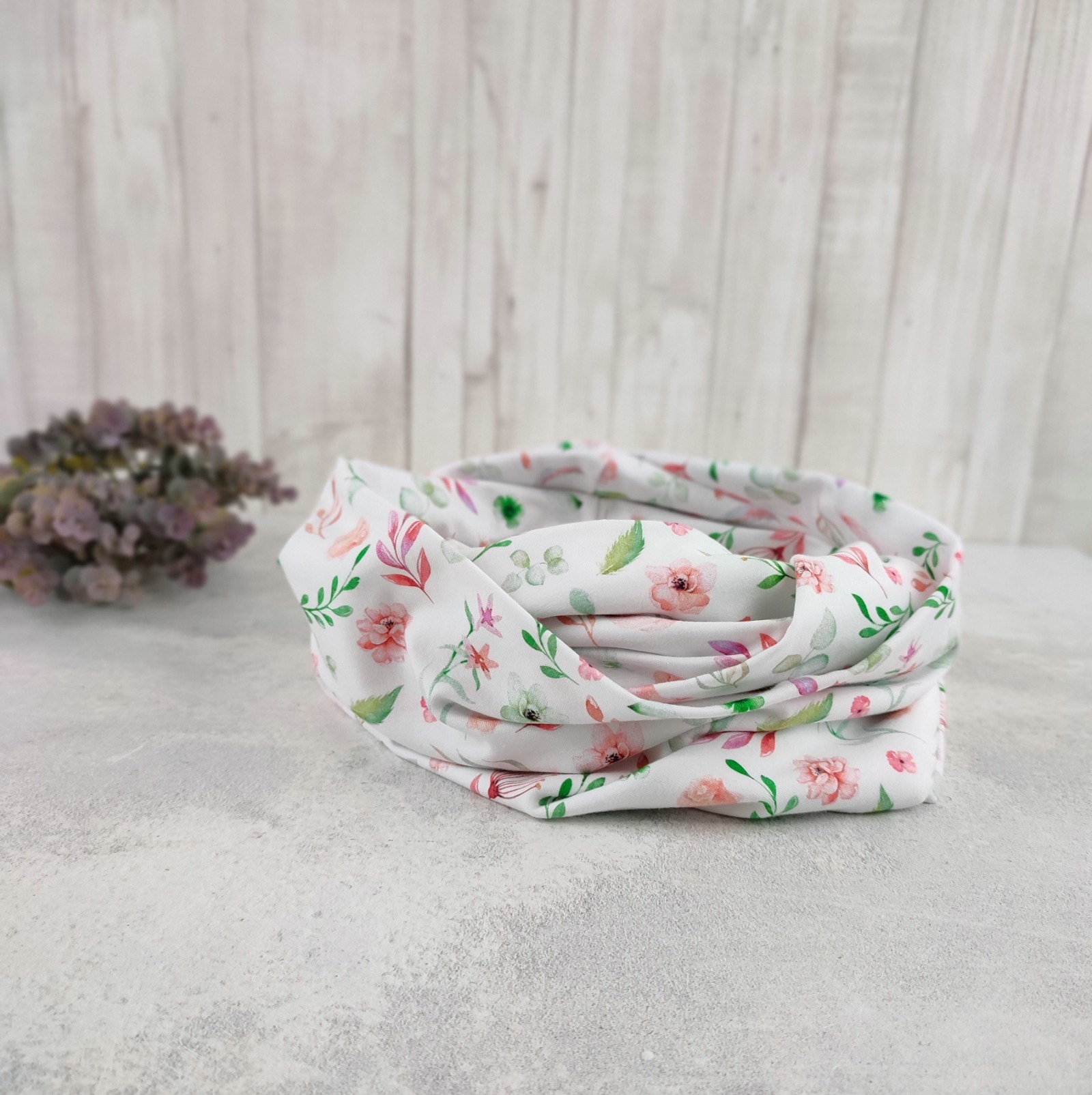 Loop Schlauchschal weiß mit kleinem Blumenmuster in lachsrosa und grün - Schal für Damen aus Jersey 4