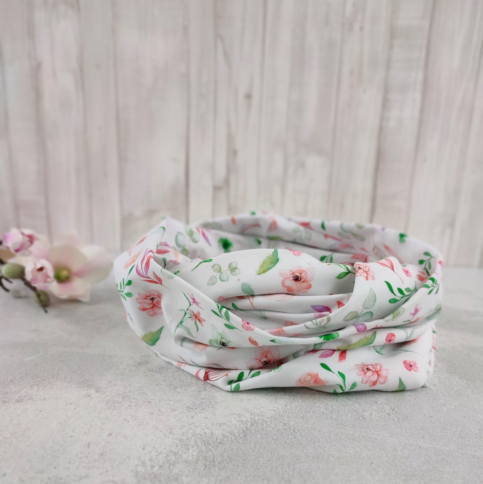 Loop Schlauchschal weiß mit kleinem Blumenmuster in lachsrosa und grün - Schal für Damen aus Jersey 5