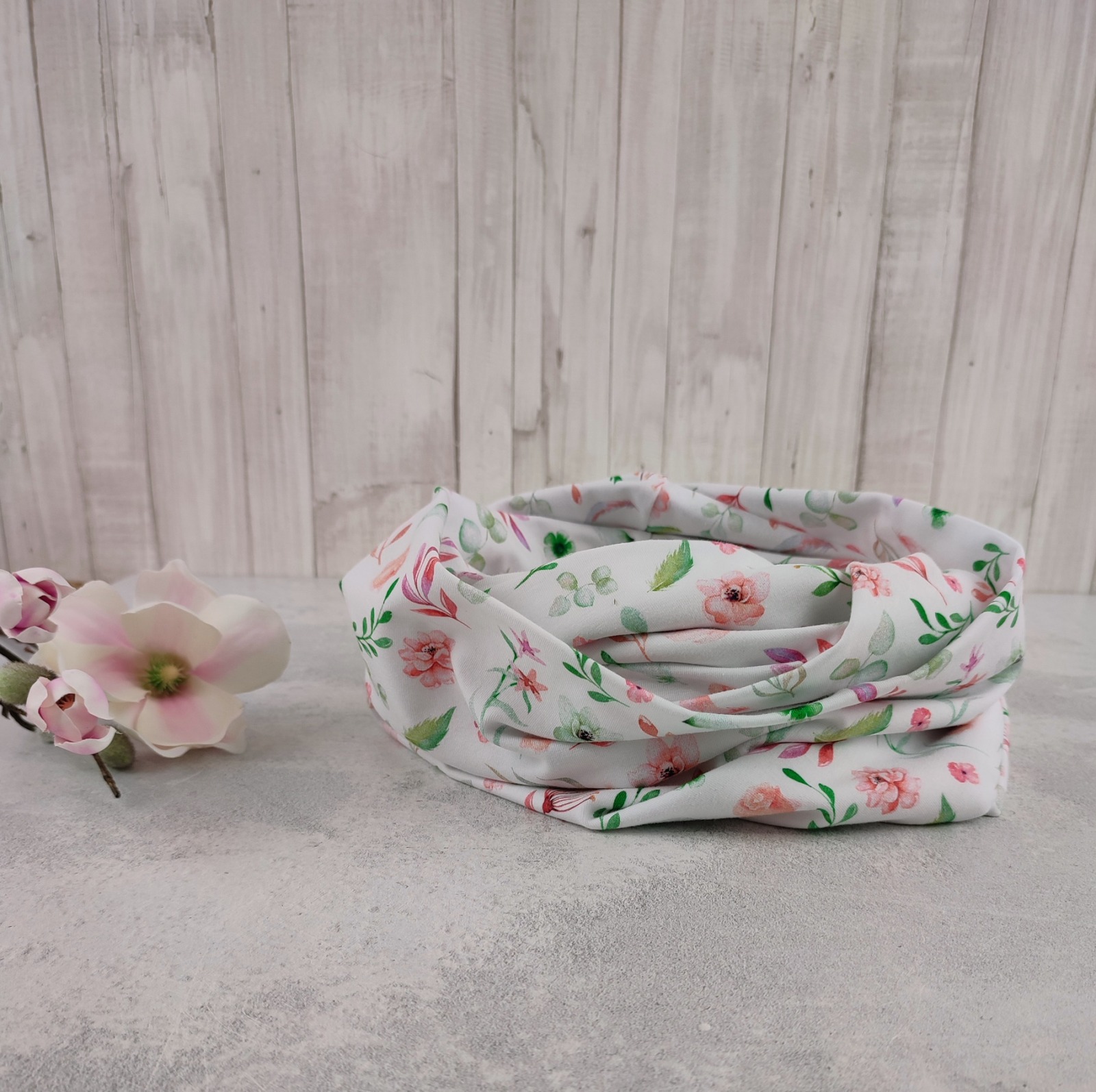 Loop Schlauchschal weiß mit kleinem Blumenmuster in lachsrosa und grün - Schal für Damen aus Jersey 6