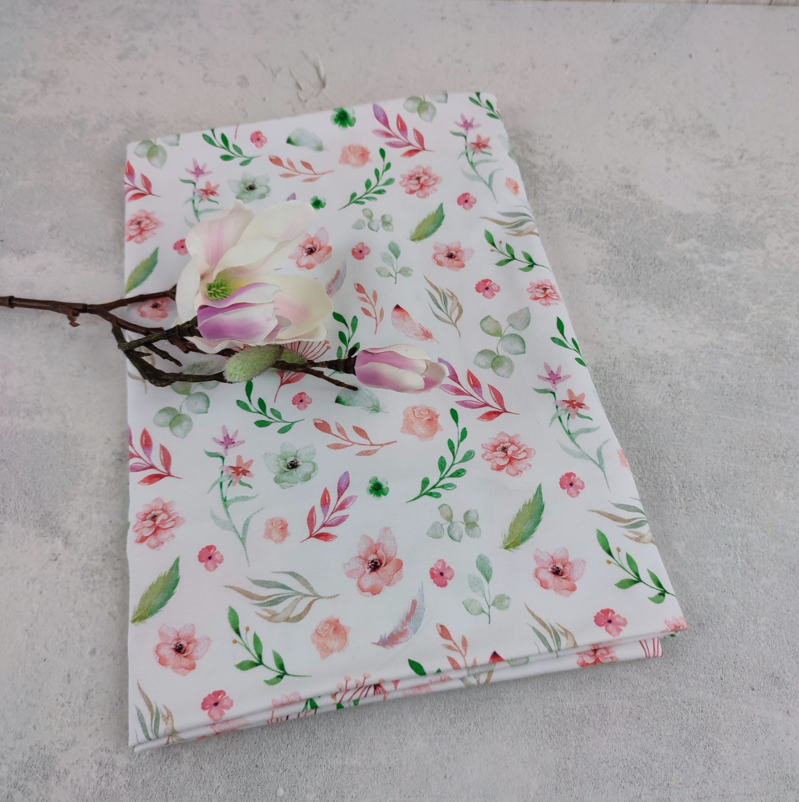 Loop Schlauchschal weiß mit kleinem Blumenmuster in lachsrosa und grün - Schal für Damen aus Jersey 7