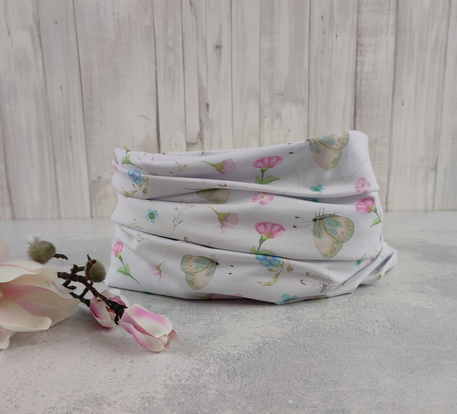 Loop Schlauchschal in weiß mit ganz zarten Blumen und Schmetterlingen in rosa und hellblau - Schal für Damen aus Jersey