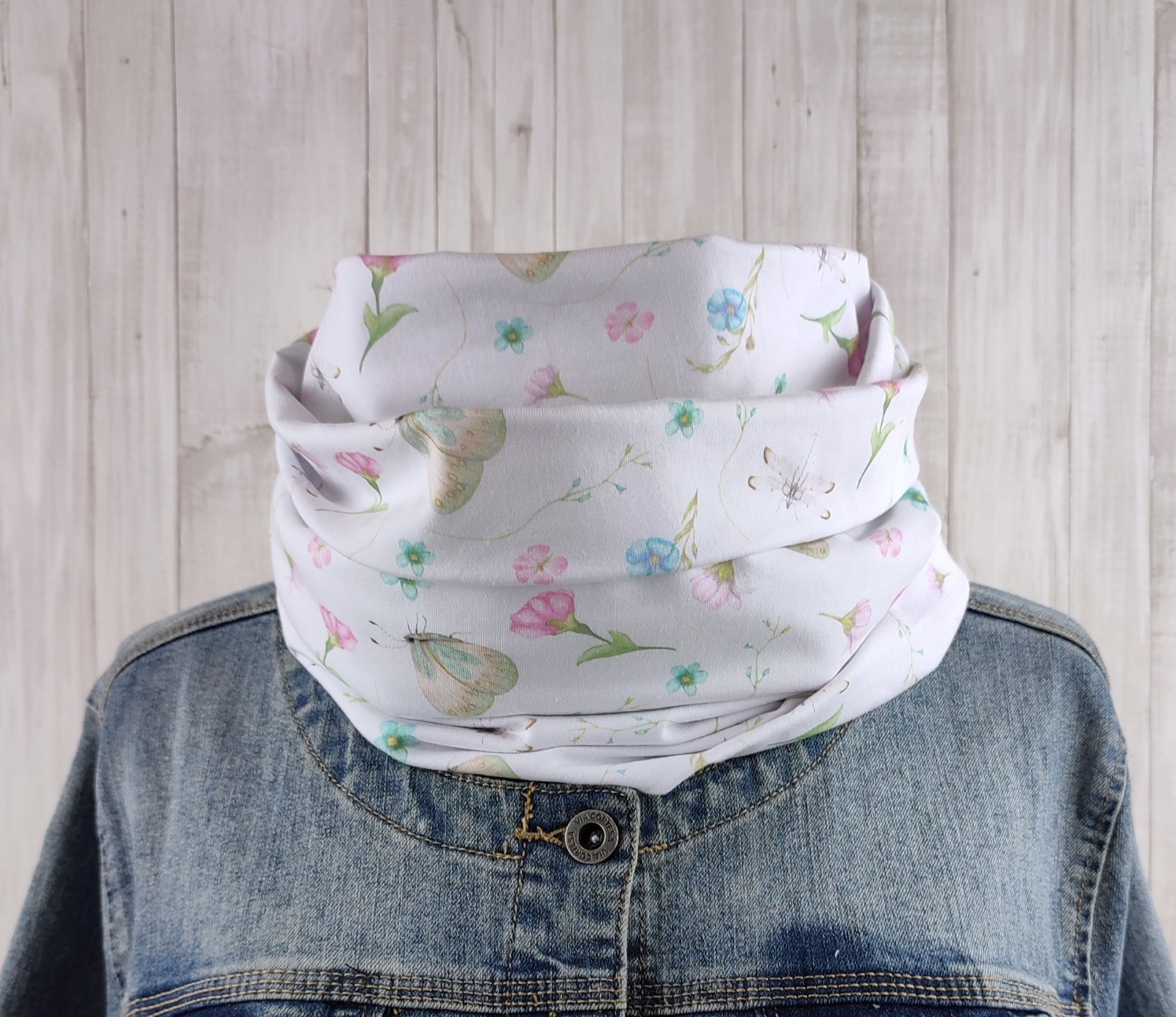 Loop Schlauchschal in weiß mit ganz zarten Blumen und Schmetterlingen in rosa und hellblau - Schal für Damen aus Jersey 2