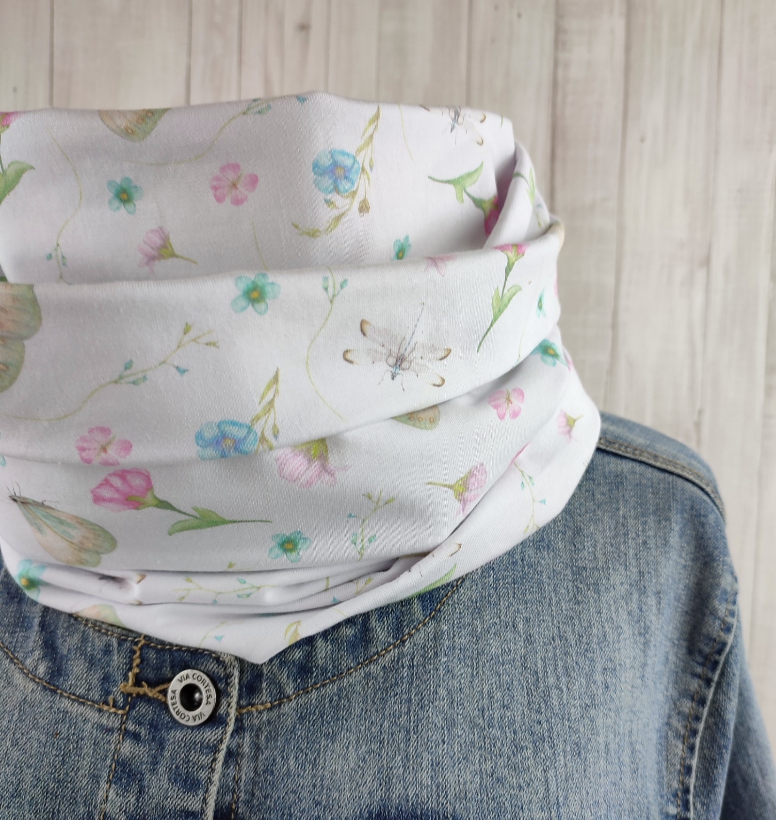 Loop Schlauchschal in weiß mit ganz zarten Blumen und Schmetterlingen in rosa und hellblau - Schal