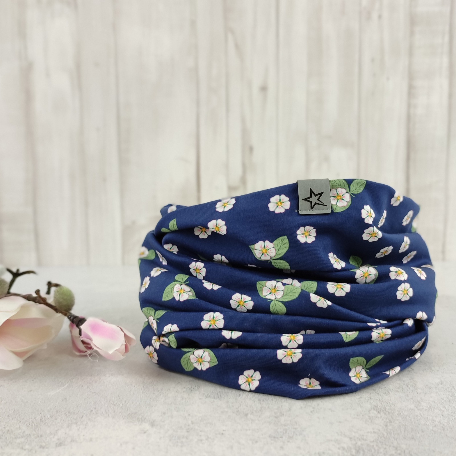 Loop Schlauchschal dunkelblau mit Erdbeerblüten - Schal für Damen aus Jersey 2