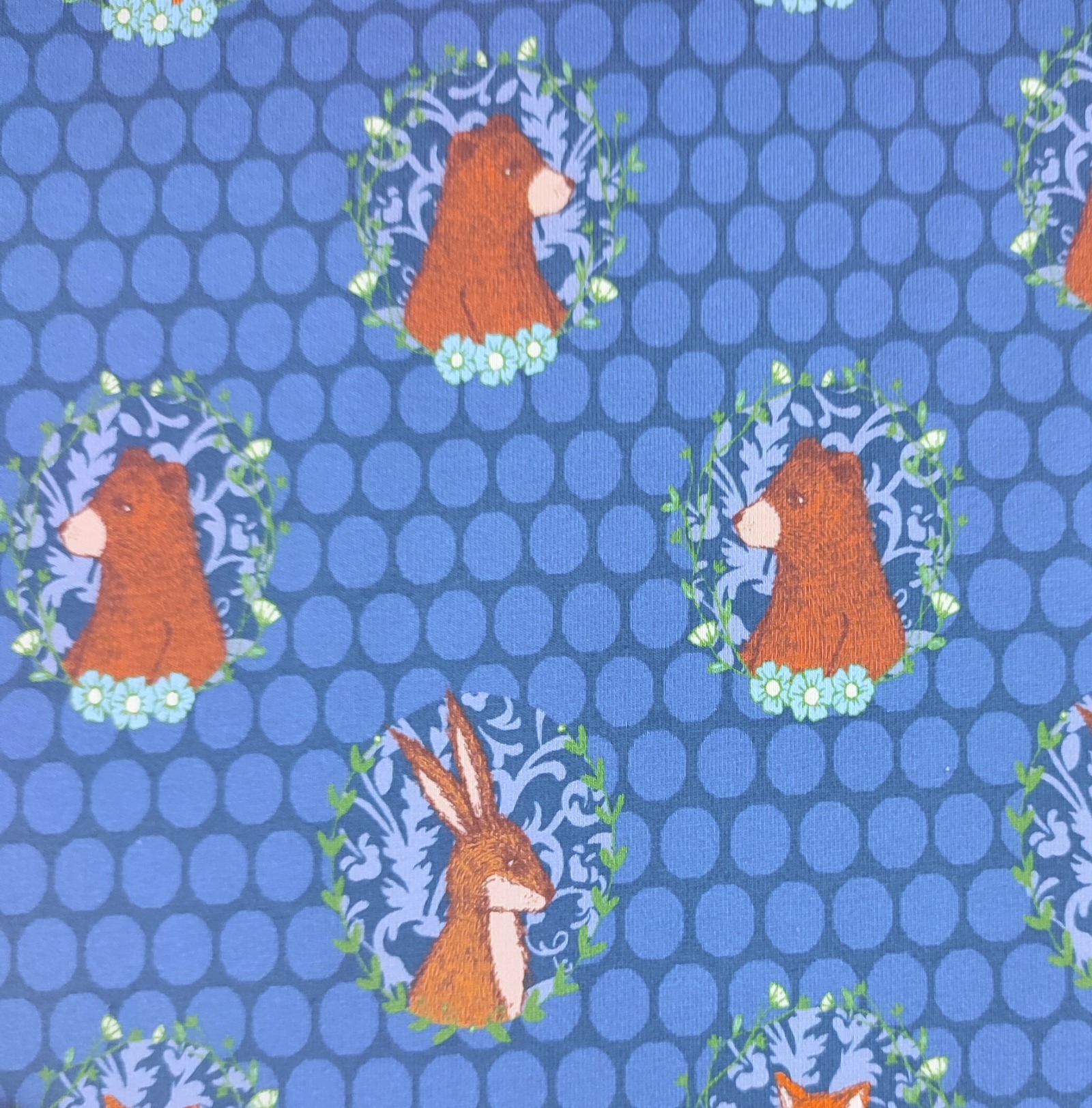 French Terry 1596 EUR Füchse Hasen Bären und Blumen auf blau gepunktet Sommersweat Stoff Meterware