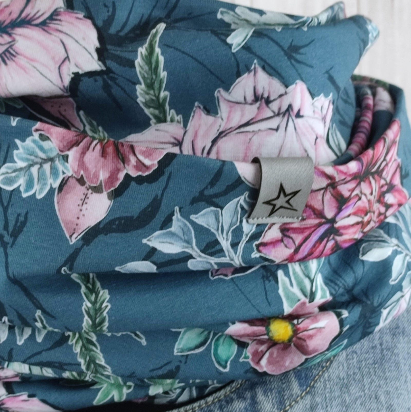 Loop Schlauchschal jeansblau mit Blumen in Wasserfarben Optik - Schal für Damen aus Jersey 2