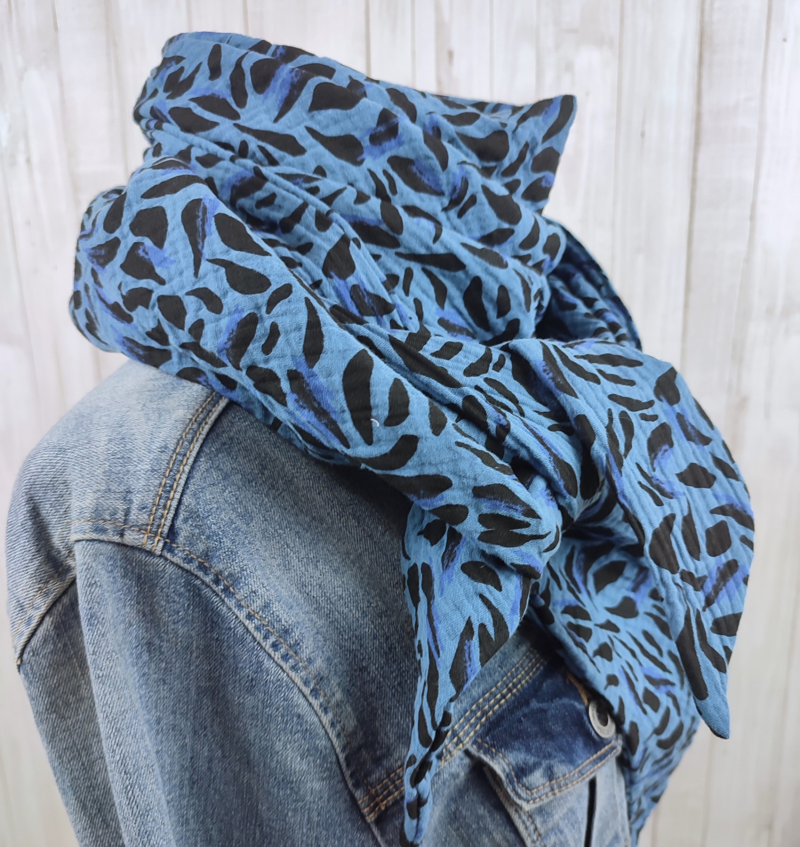 Tuch Dreieckstuch Musselin Damen Schal jeansblau mit schönem Print in schwarz und blau XXL Tuch aus