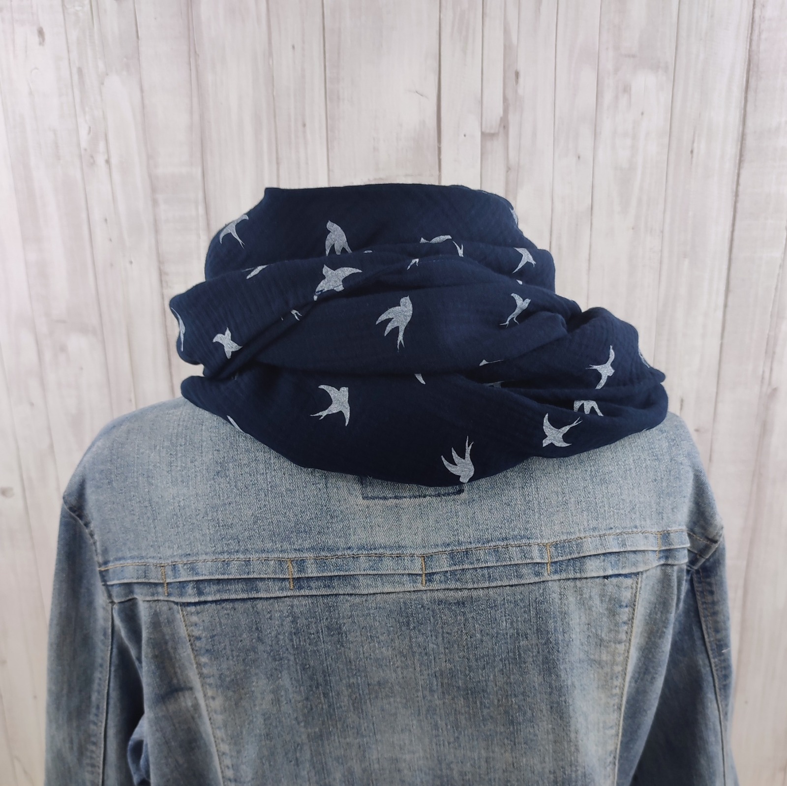 Tuch Dreieckstuch Musselin marineblau - gemustert mit weißen Schwalben - XXL Tuch aus Baumwolle