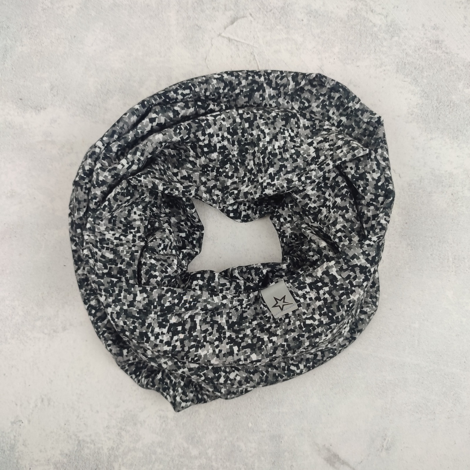 Dünner Loop aus Viskosestoff für Damen - Mosaikmuster schwarz weiß grau 4