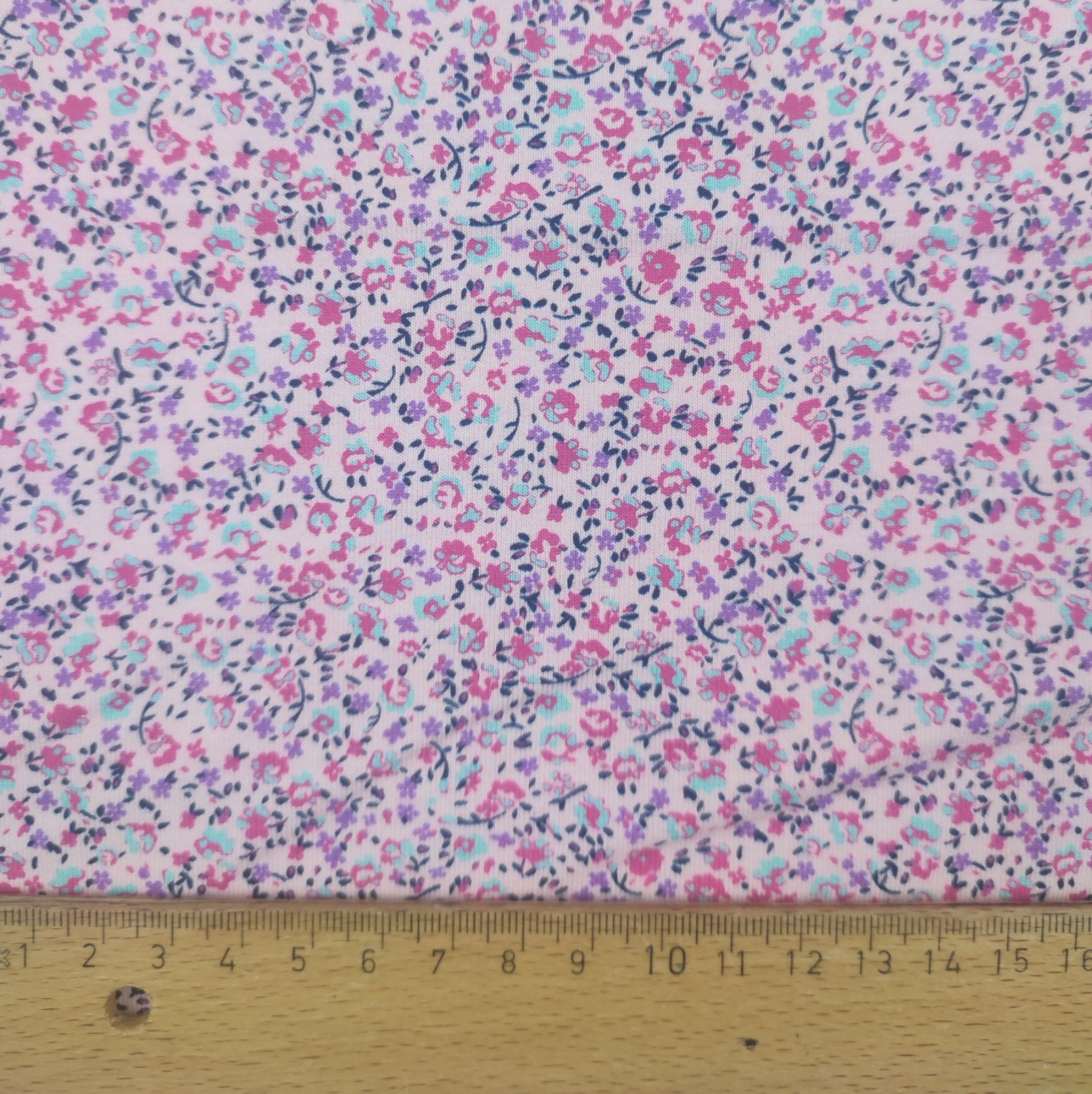 Jersey 14,40 EUR/m winzig kleine Streublümchen auf rosa, Stoffe Meterware