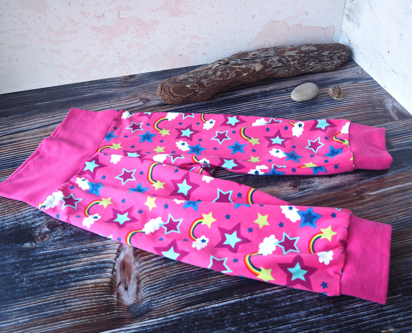 Pumphose 3/4 Länge für Kinder kurze Pumphose für kleine Mädchen in pink gemustert mit Regenbögen und Sternen Größe 110 - 116