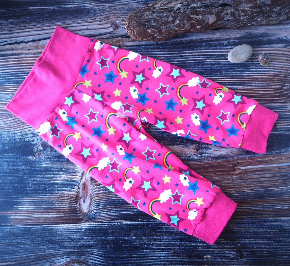 Pumphose 3/4 Länge für Kinder kurze Pumphose für kleine Mädchen in pink gemustert mit Regenbögen und Sternen Größe 110 - 116 2