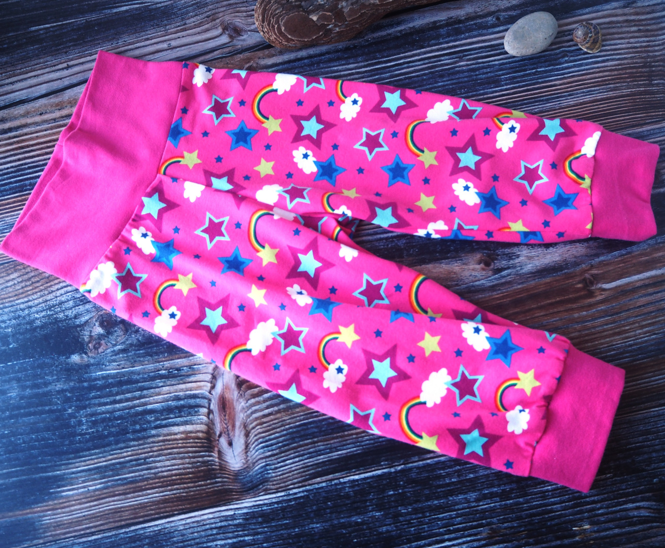 Pumphose 3/4 Länge für Kinder kurze Pumphose für kleine Mädchen in pink gemustert mit Regenbögen und Sternen Größe 110 - 116 3