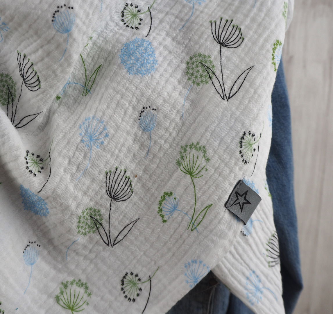 Tuch Dreieckstuch Musselin weiß mit Blumen in hellblau und oliv Schal für Damen XXL Tuch aus Baumwolle Mamatuch 4