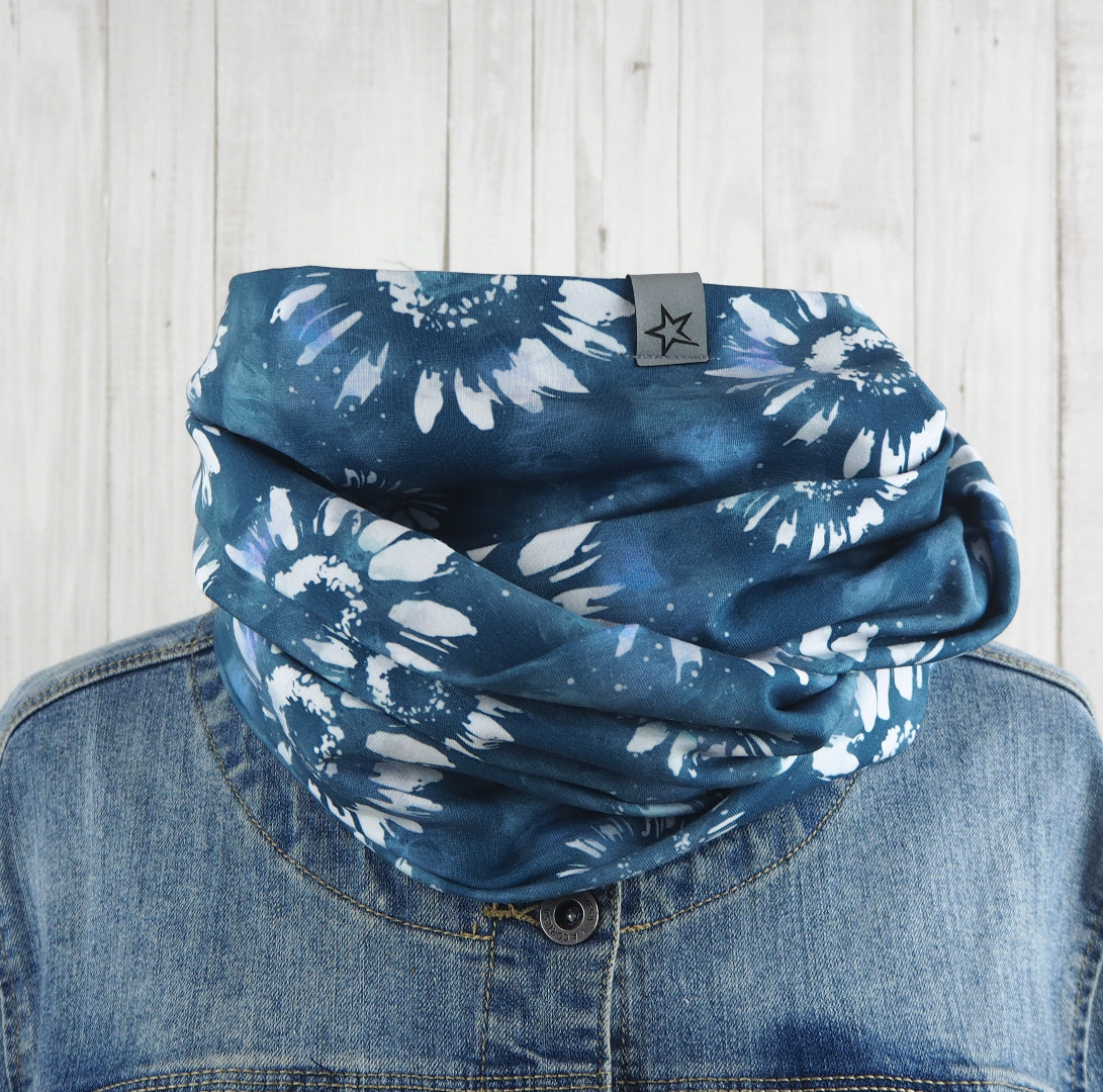 Loop Schlauschal blau mit großem Blumenmuster - Gerbera - Schal für Damen aus Jersey