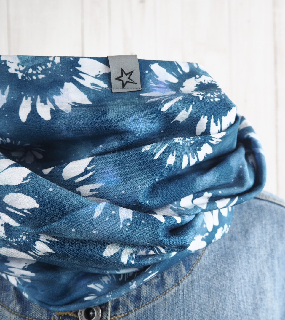 Loop Schlauschal blau mit großem Blumenmuster - Gerbera - Schal für Damen aus Jersey 2