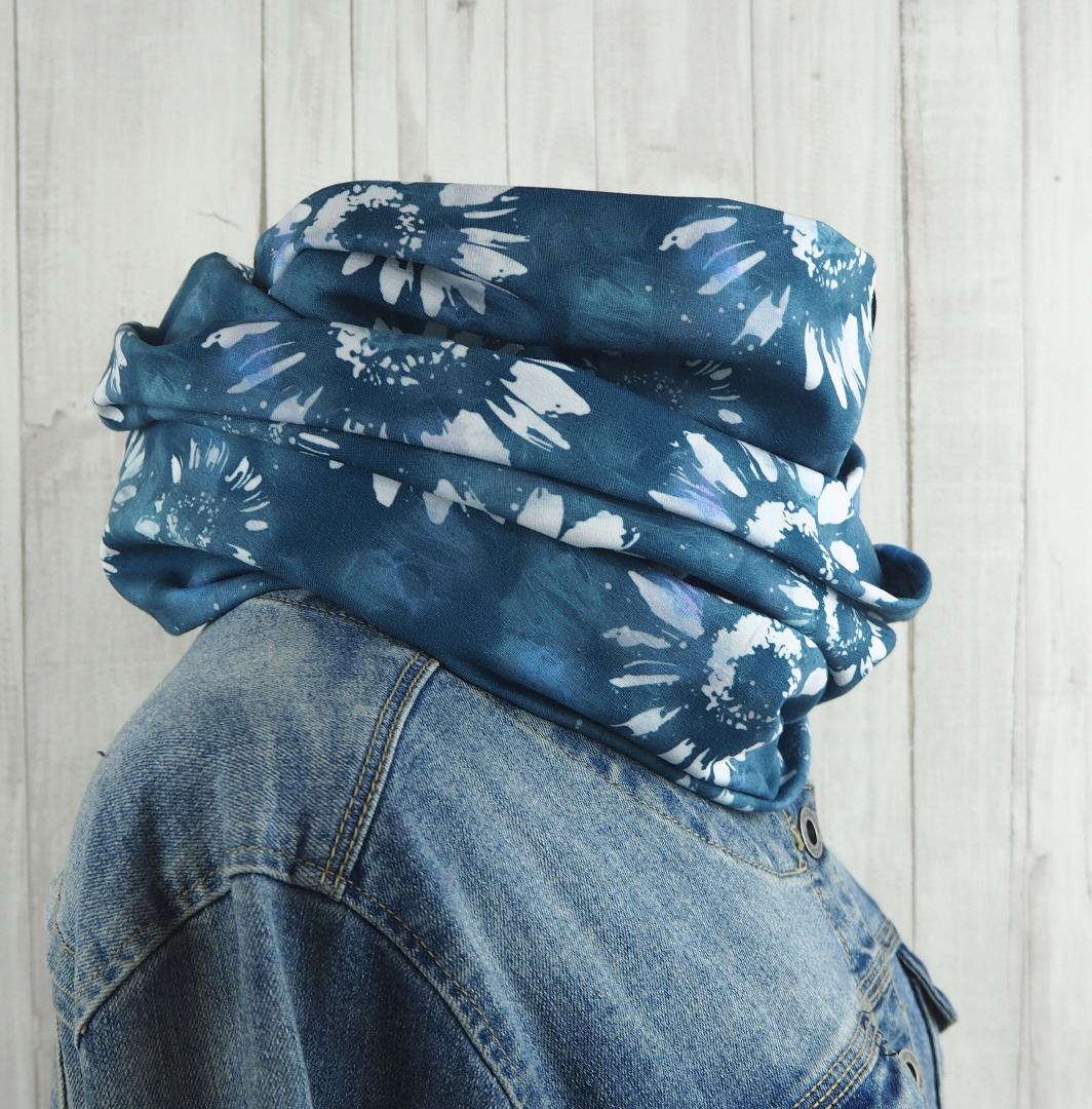 Loop Schlauschal blau mit großem Blumenmuster - Gerbera - Schal für Damen aus Jersey 3