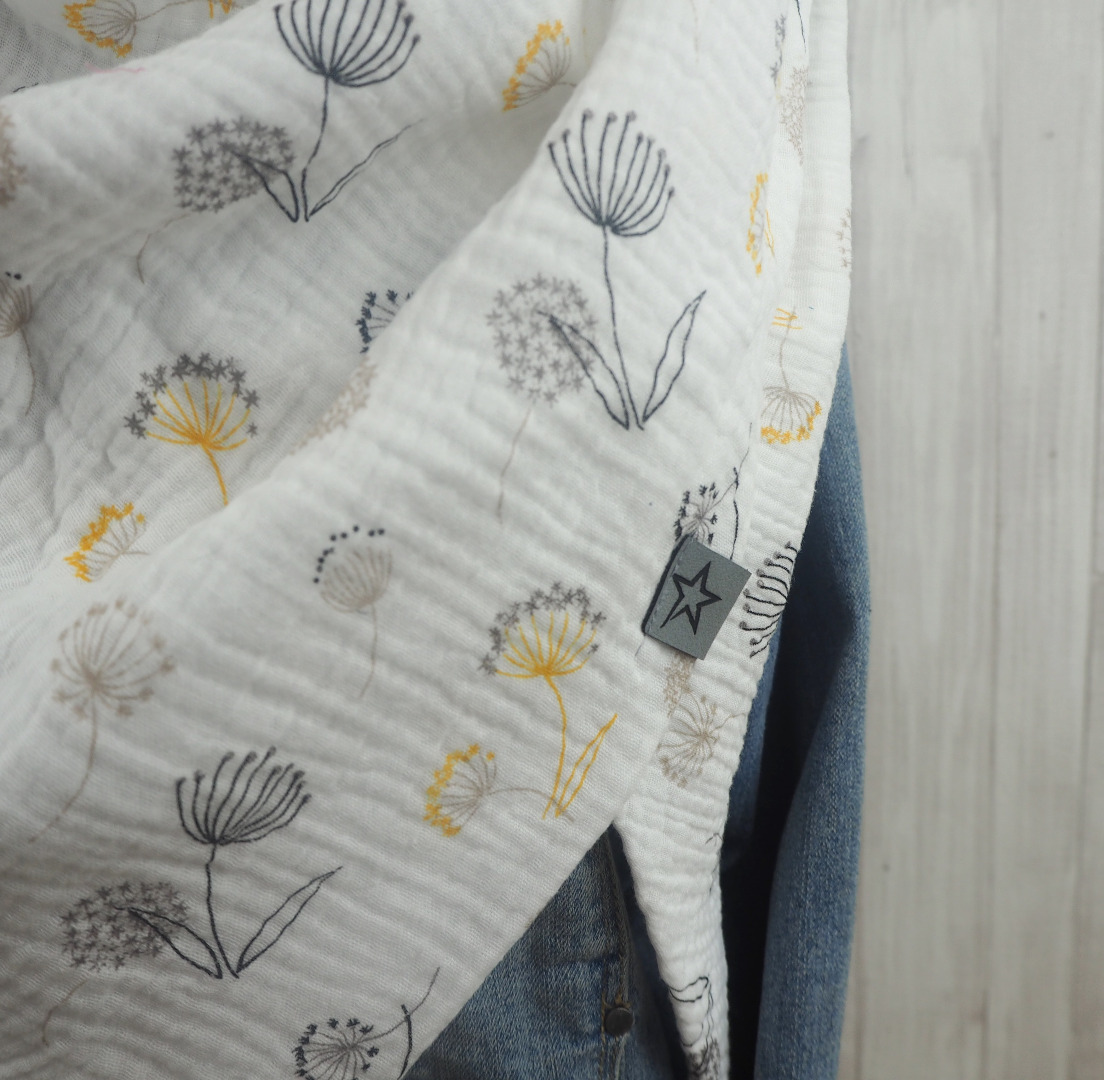 Tuch Dreieckstuch Musselin weiß mit Blumen in senfgelb sand und grau Schal für Damen XXL Tuch aus Baumwolle Mamatuch 2