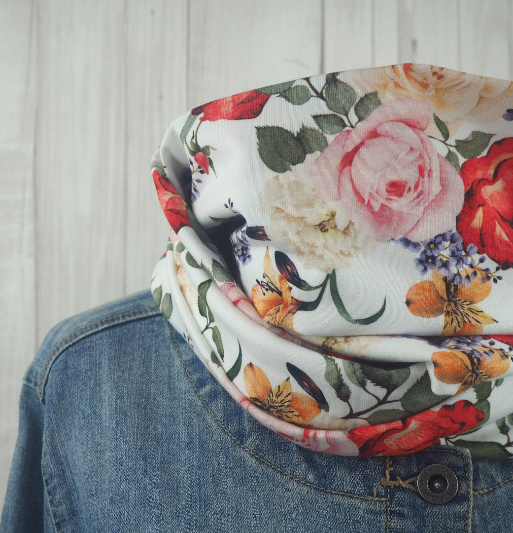 Loop Schlauchschal cremeweiß mit romantischem Blumenmuster - Schal für Damen aus Jersey 2