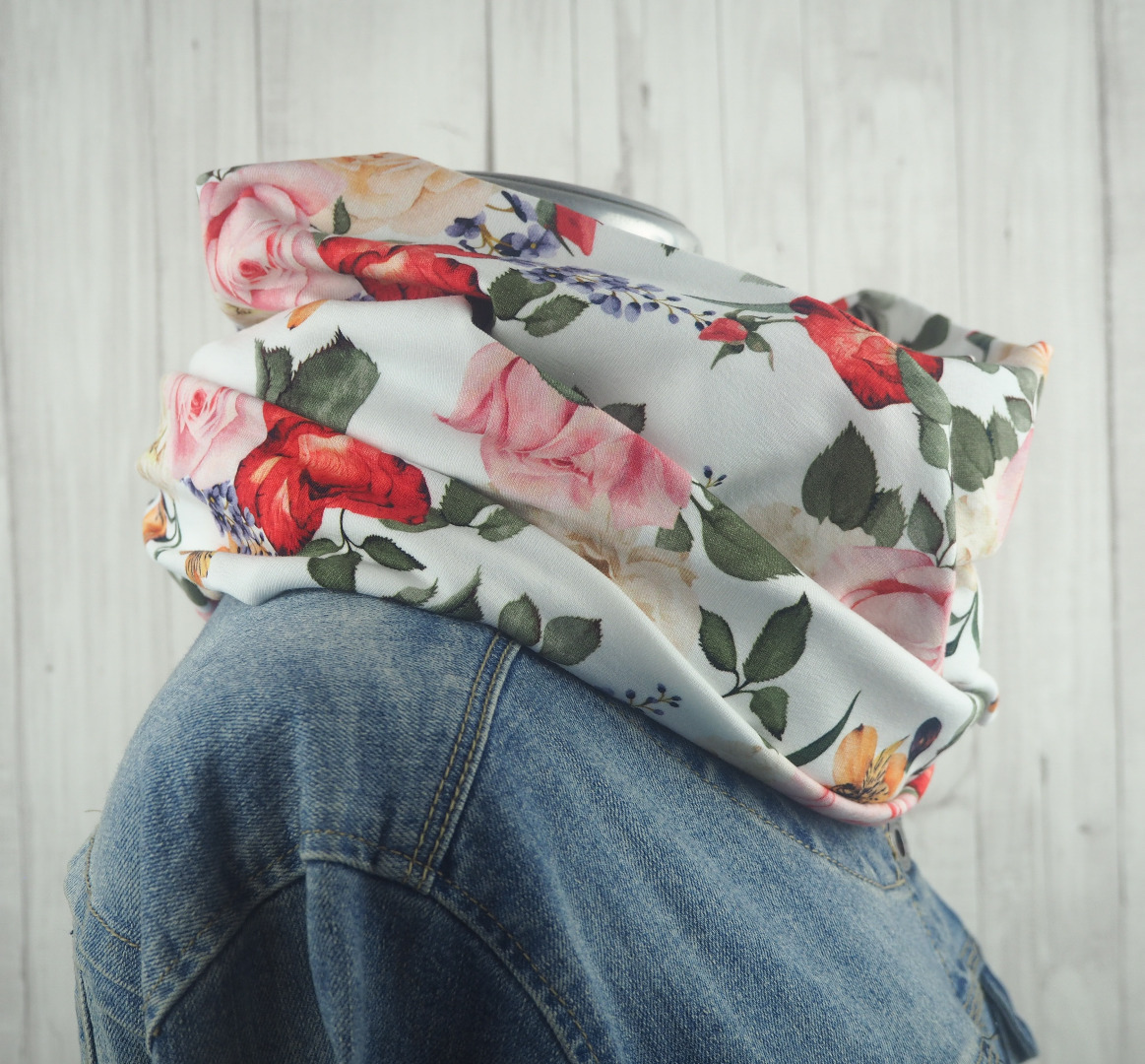 Loop Schlauchschal cremeweiß mit romantischem Blumenmuster - Schal für Damen aus Jersey 3
