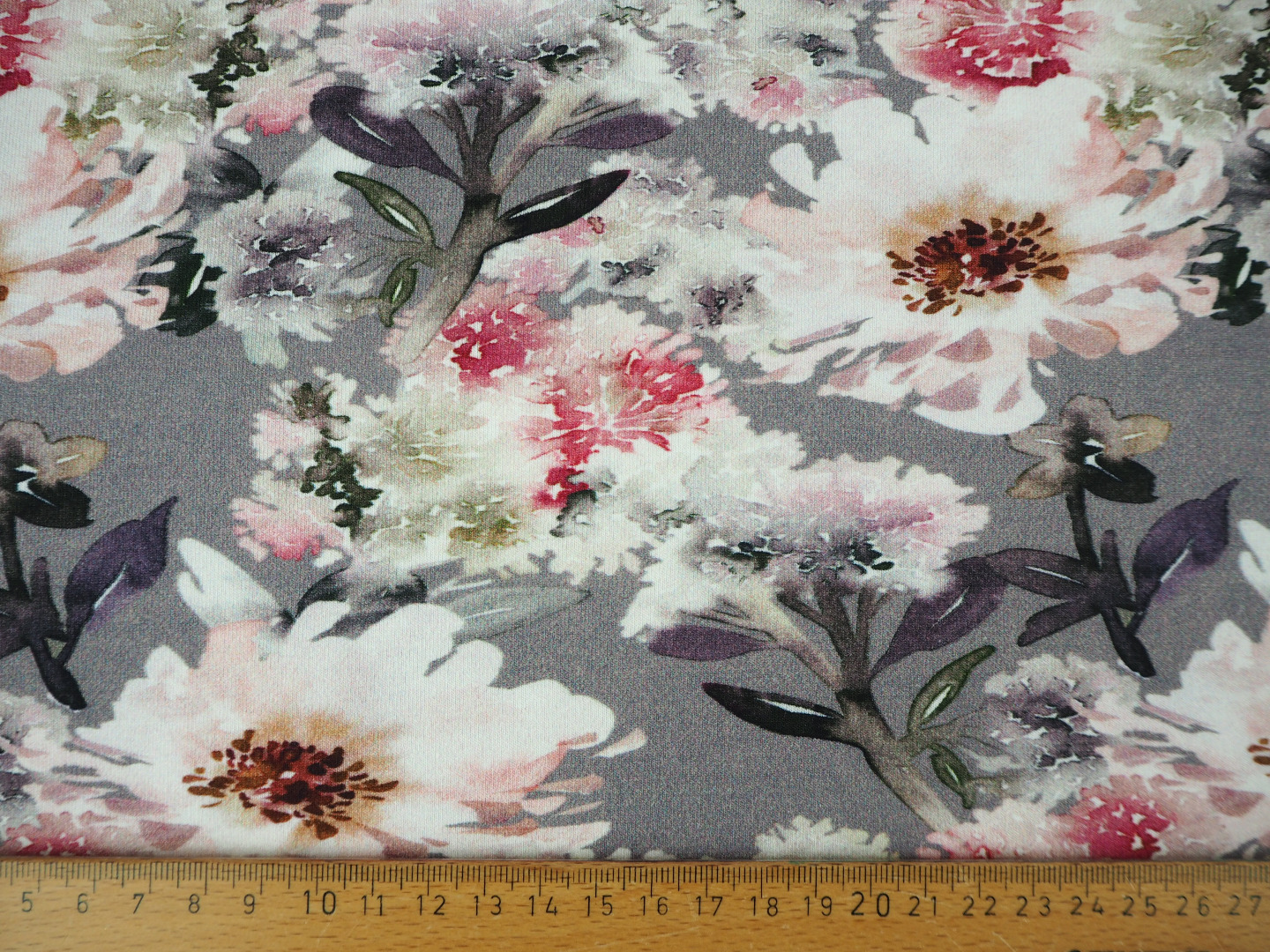 Jersey 1596 EUR/m grau bedruckt mit zauberhaften großen Blüten - wie gemalt Stoffe Meterware 3