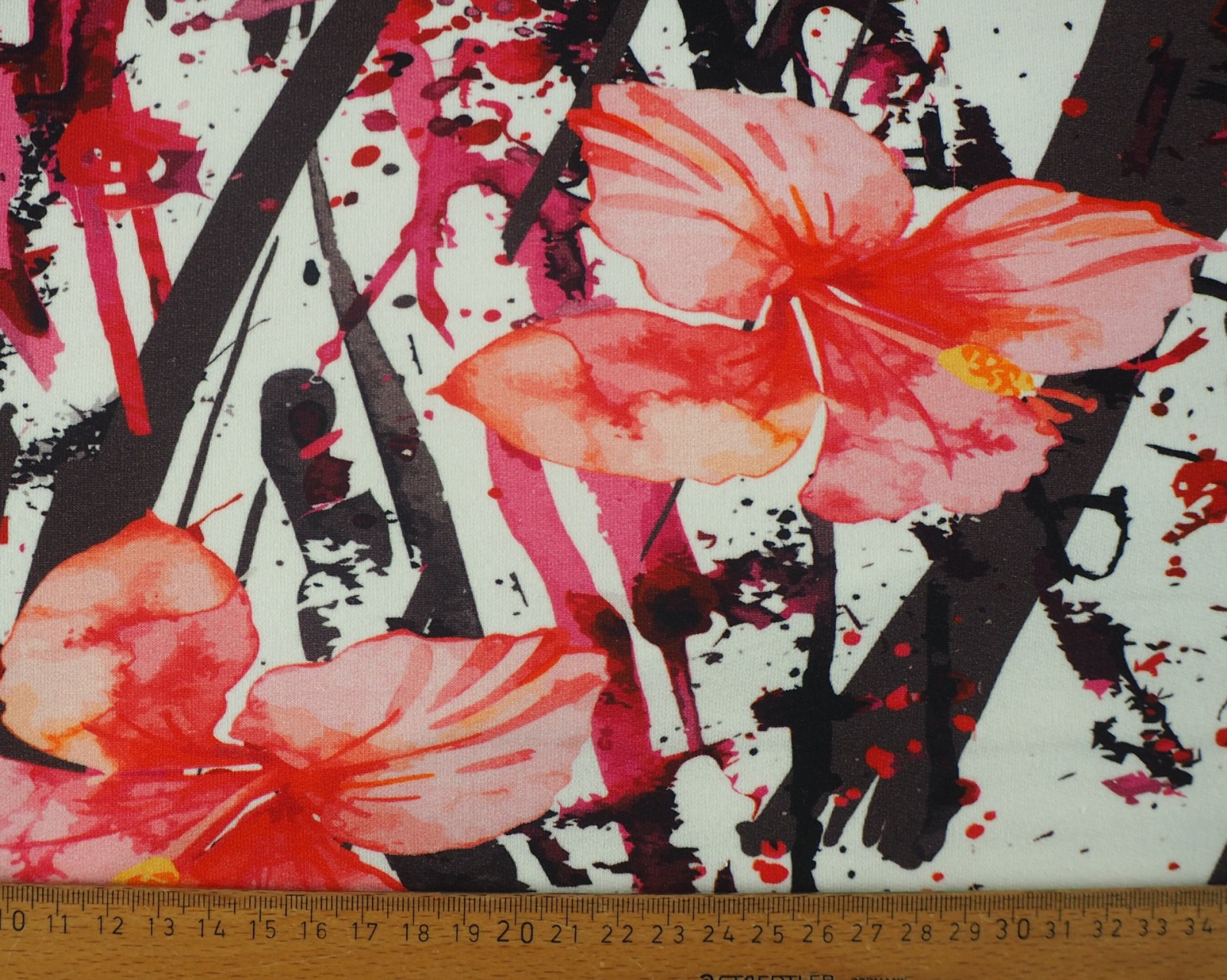 French Terry 17,96 EUR/m abstraktes Muster mit Hibiskusblüten - schwarz weiß pink - Stoffe