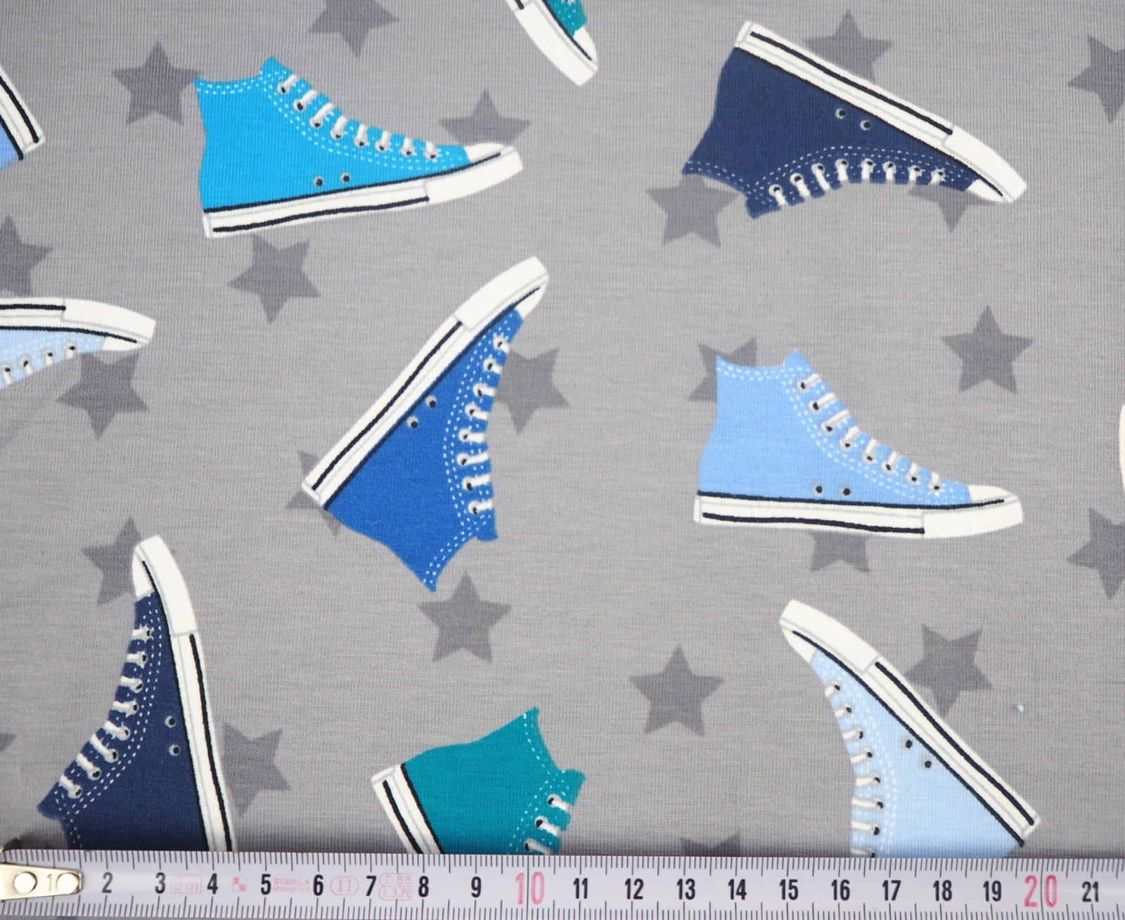 Jersey 1440 EUR/m grau und blau Sneaker und Sterne Stoffe Meterware 4