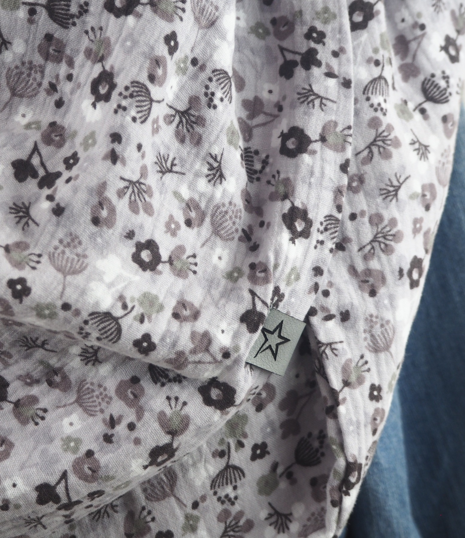 Tuch Dreieckstuch Musselin Damen Schal grau mit kleinen Streublümchen XXL Tuch aus Baumwolle Mamatuch 3