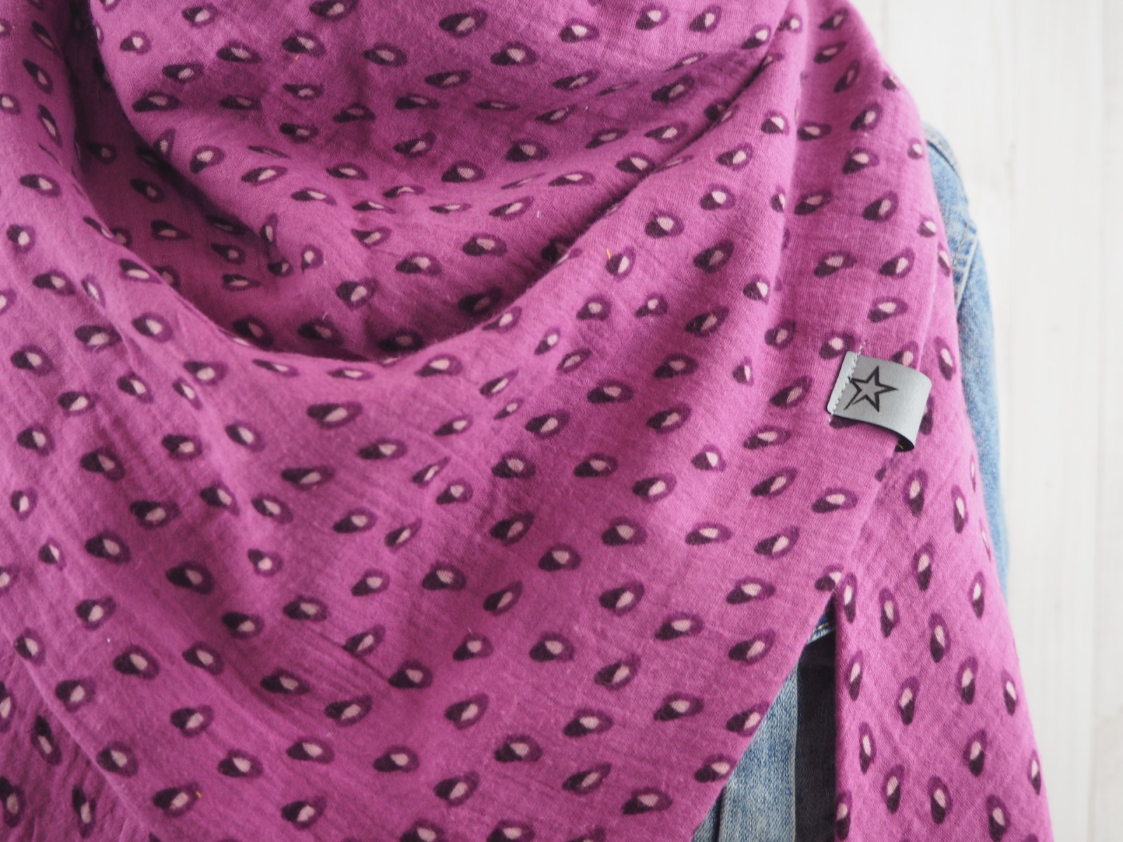 Tuch Dreieckstuch Musselin fuchsia beere mit Muster Schal für Damen XXL Tuch aus Baumwolle Mamatuch 2